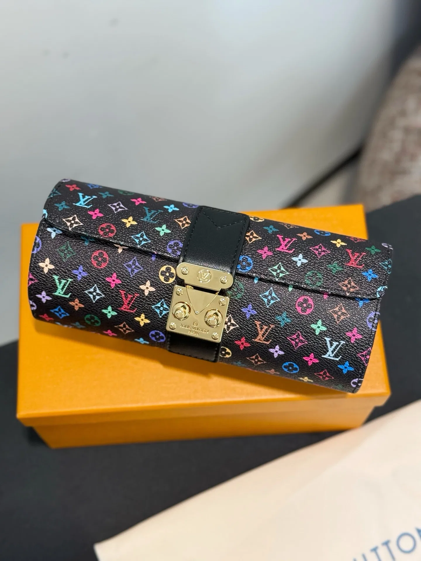 LV 27FW XHWLRED 006 시계보관함 22