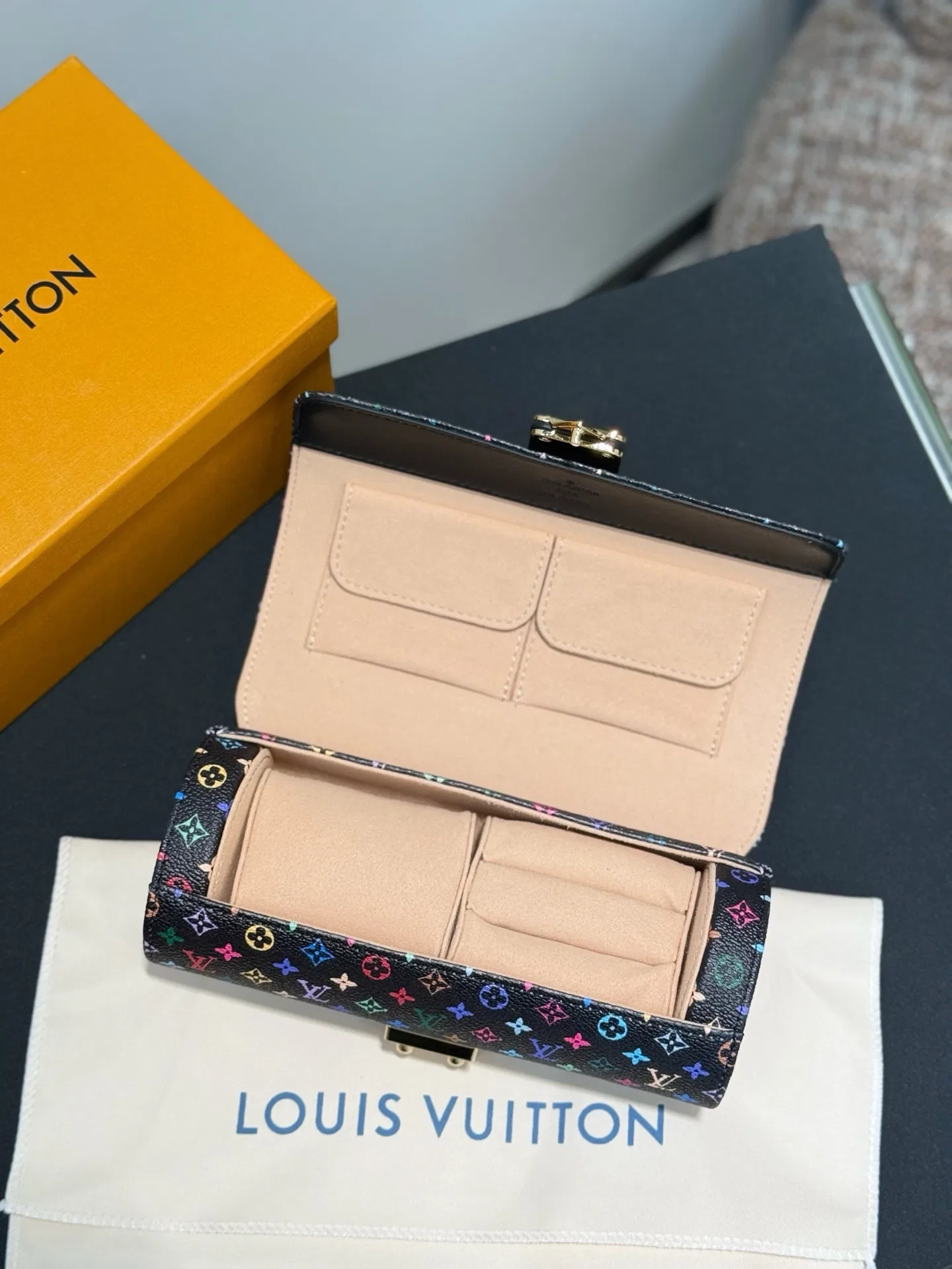 LV 27FW XHWLRED 006 시계보관함 23