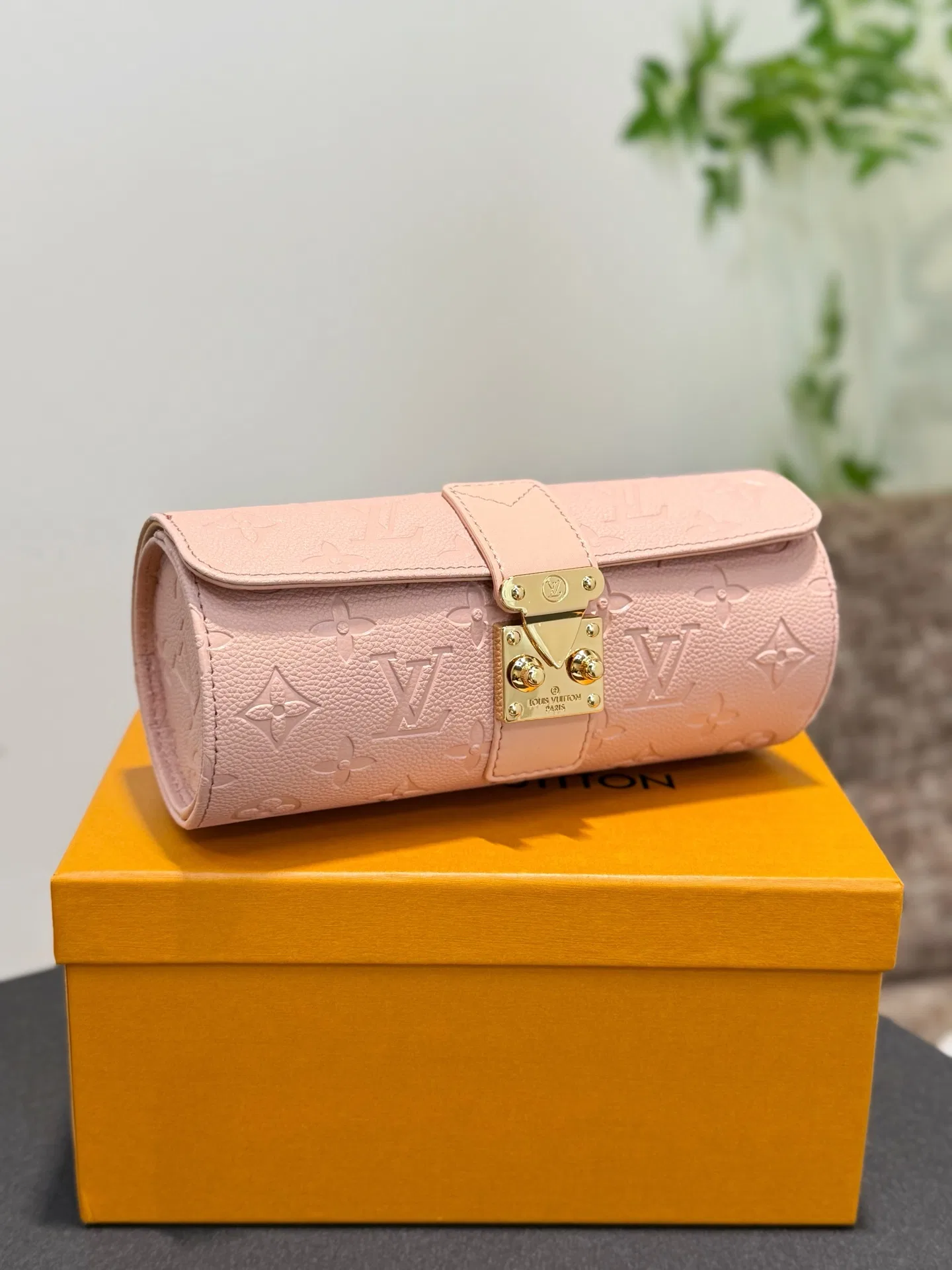LV 27FW XHWLRED 006 시계보관함 37