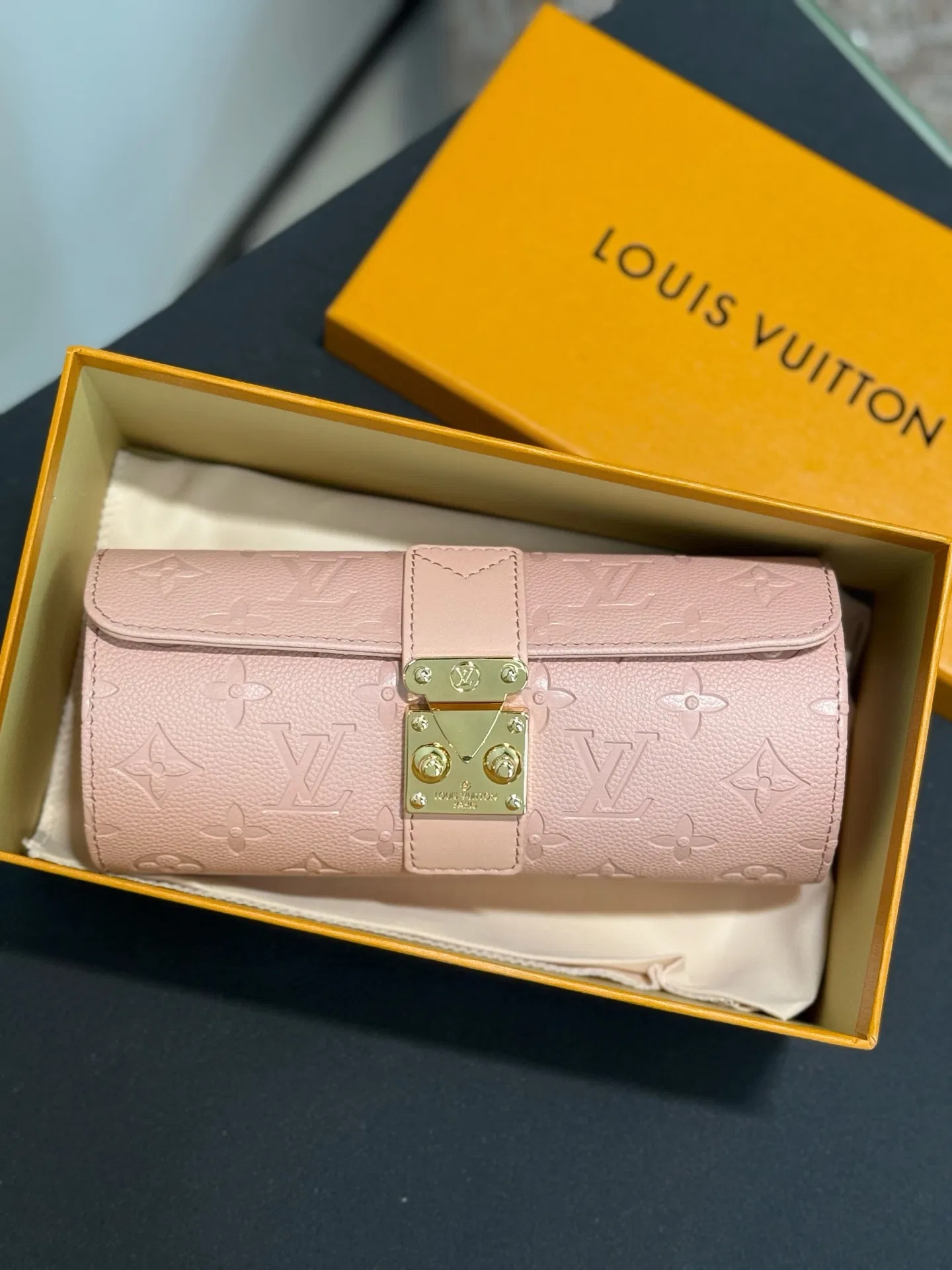 LV 27FW XHWLRED 006 시계보관함 38