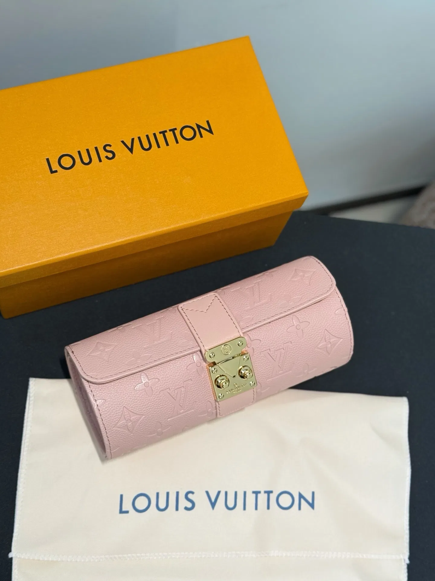 LV 27FW XHWLRED 006 시계보관함 39