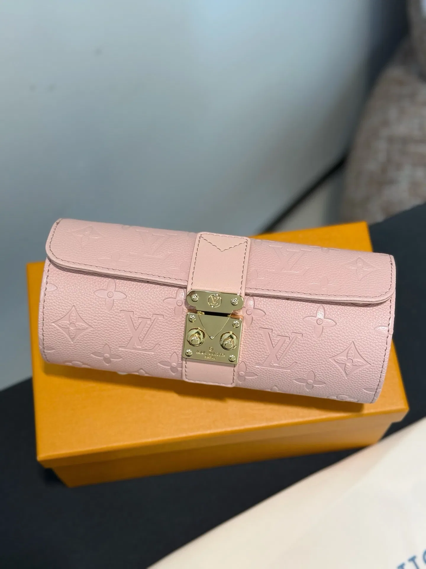 LV 27FW XHWLRED 006 시계보관함 40