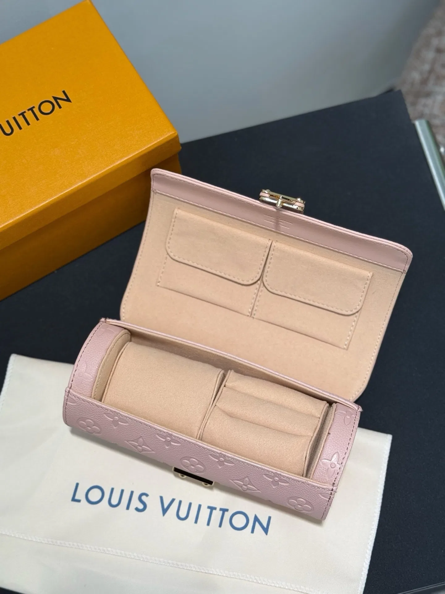 LV 27FW XHWLRED 006 시계보관함 41
