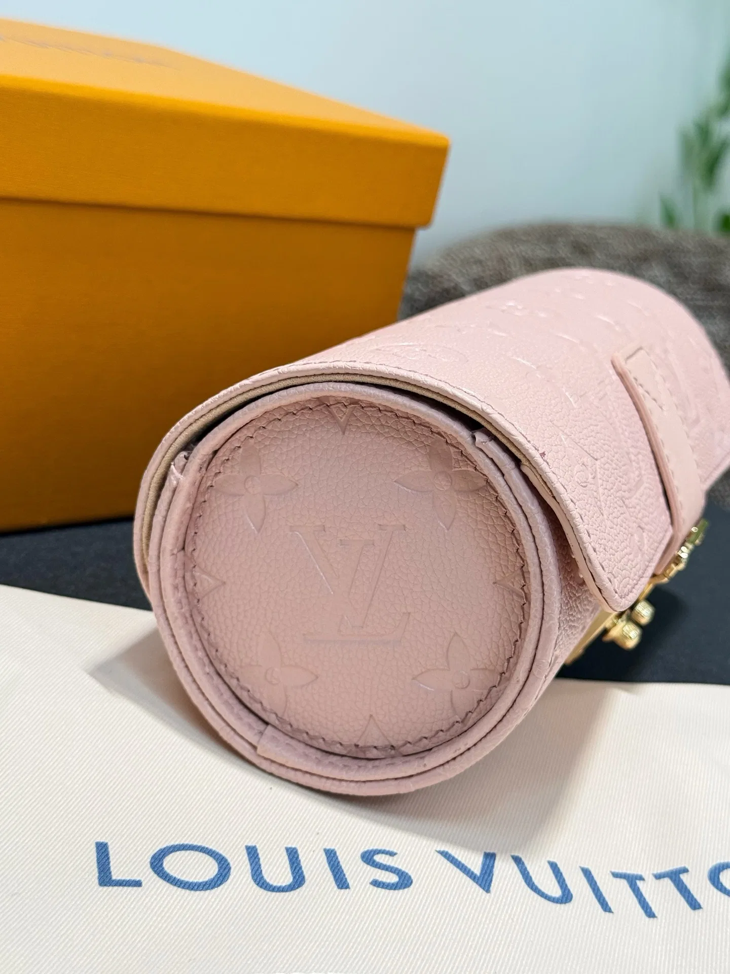 LV 27FW XHWLRED 006 시계보관함 45