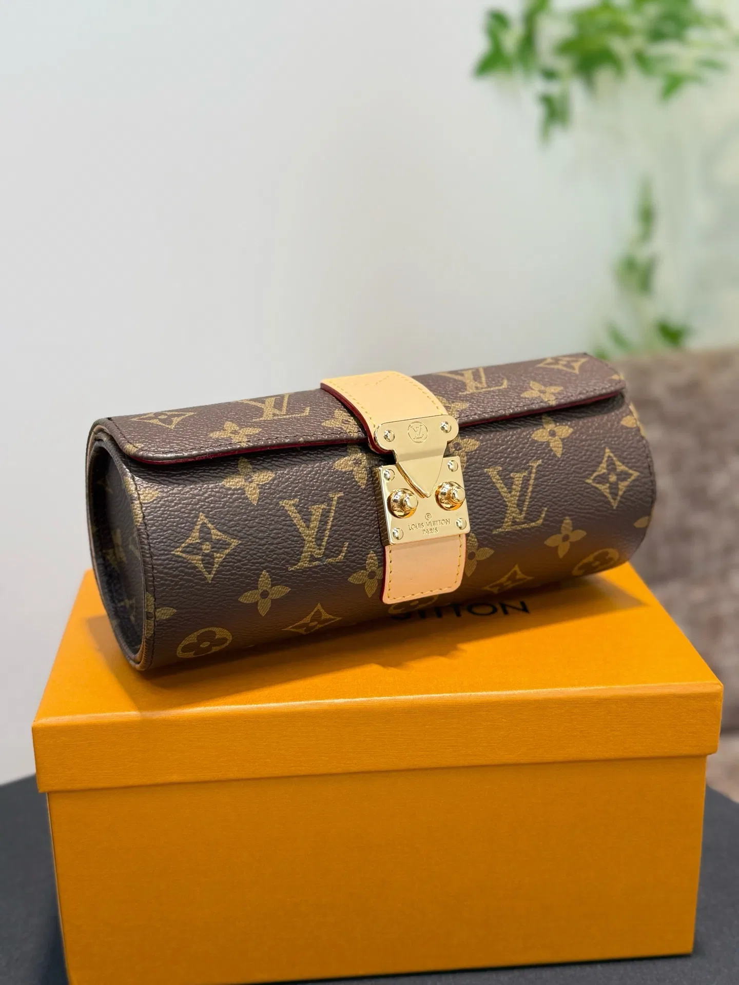 LV 27FW XHWLRED 006 시계보관함 46