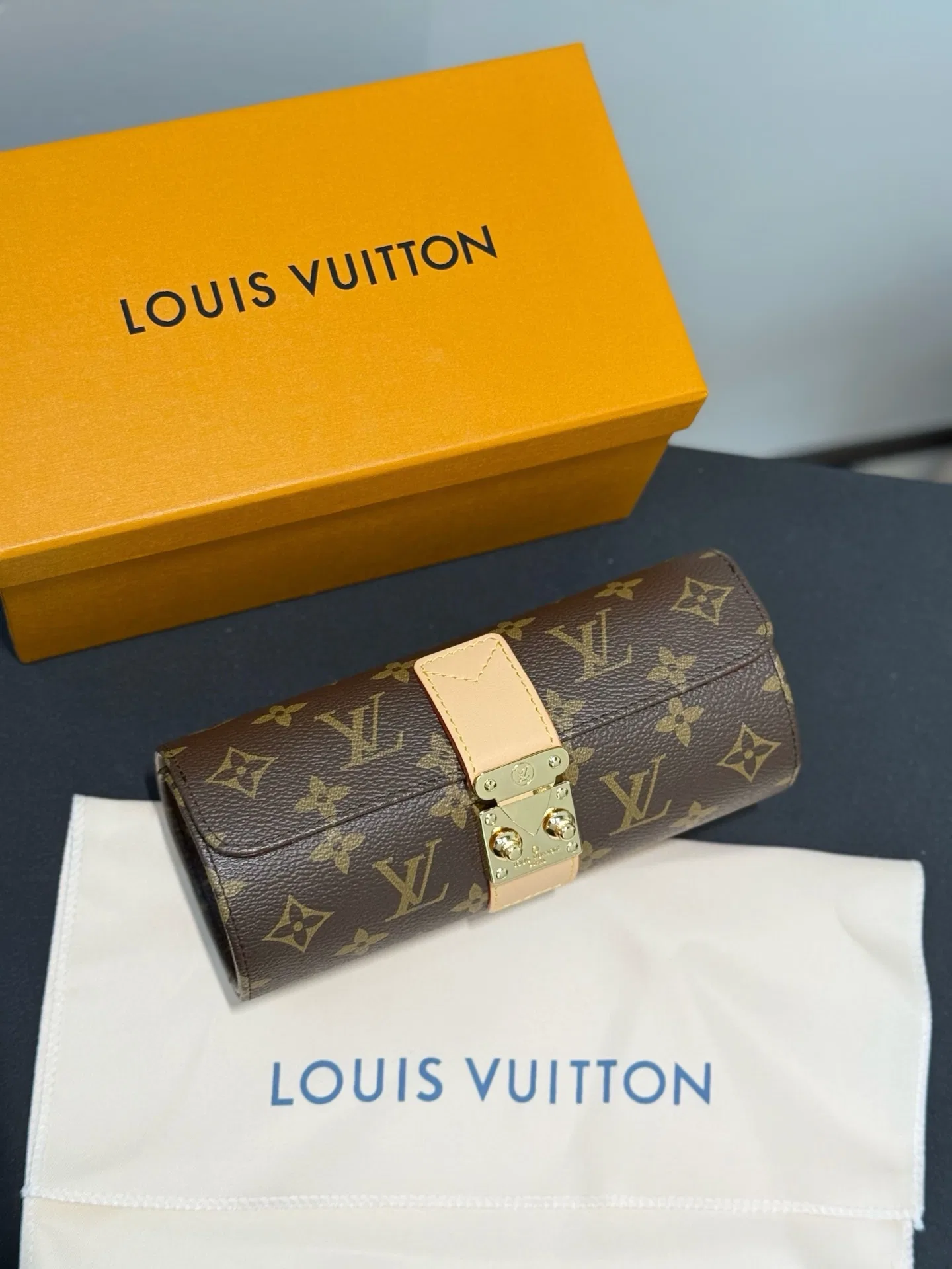 LV 27FW XHWLRED 006 시계보관함 47