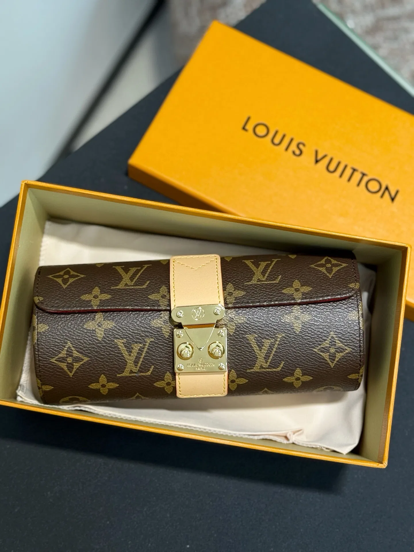 LV 27FW XHWLRED 006 시계보관함 48