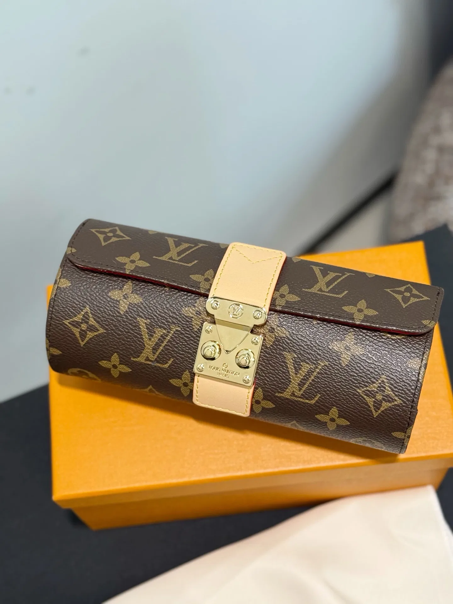 LV 27FW XHWLRED 006 시계보관함 49