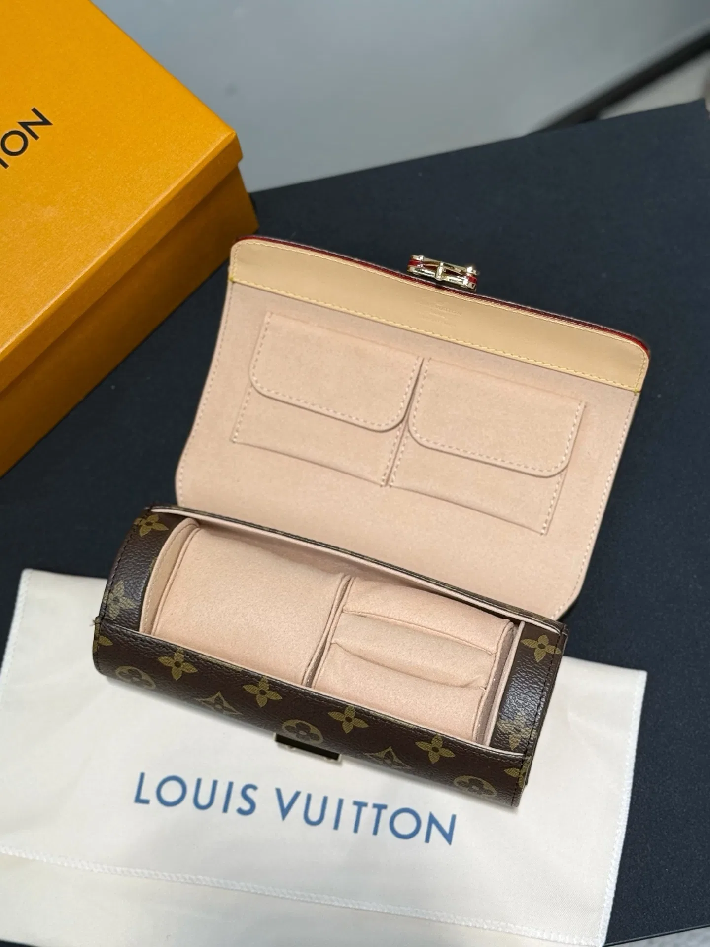 LV 27FW XHWLRED 006 시계보관함 50