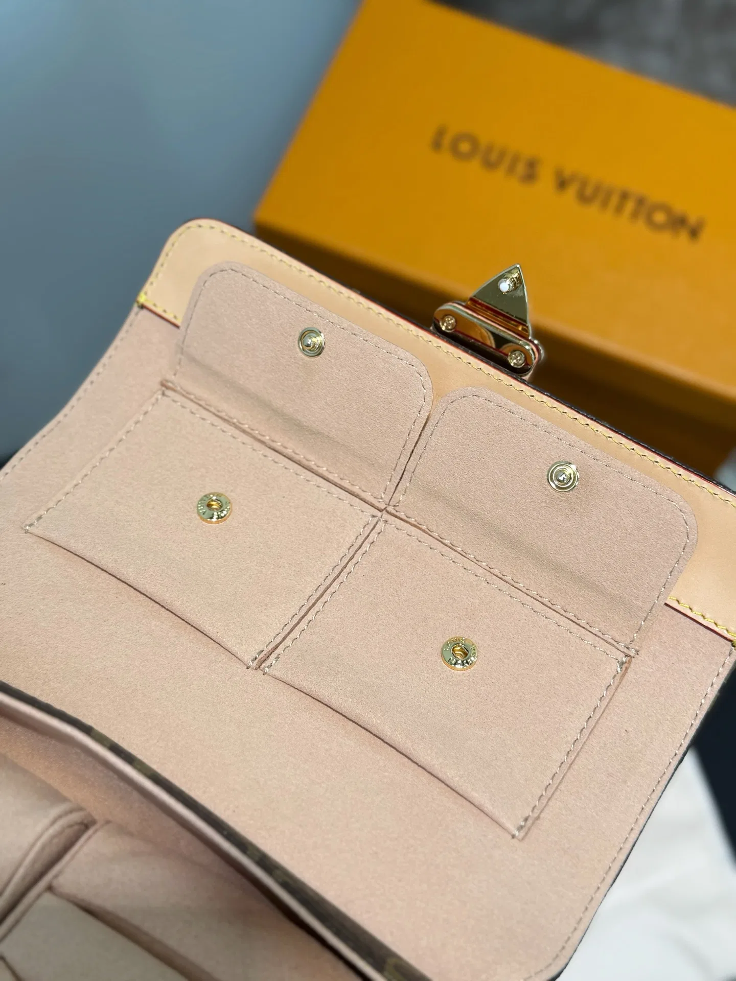 LV 27FW XHWLRED 006 시계보관함 51