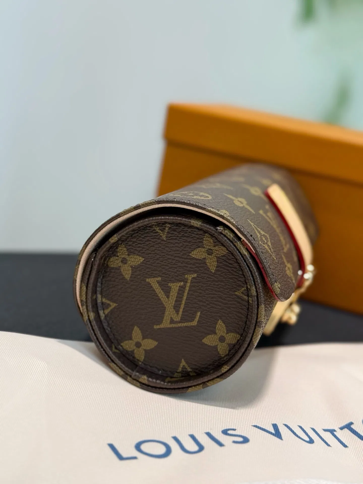 LV 27FW XHWLRED 006 시계보관함 52