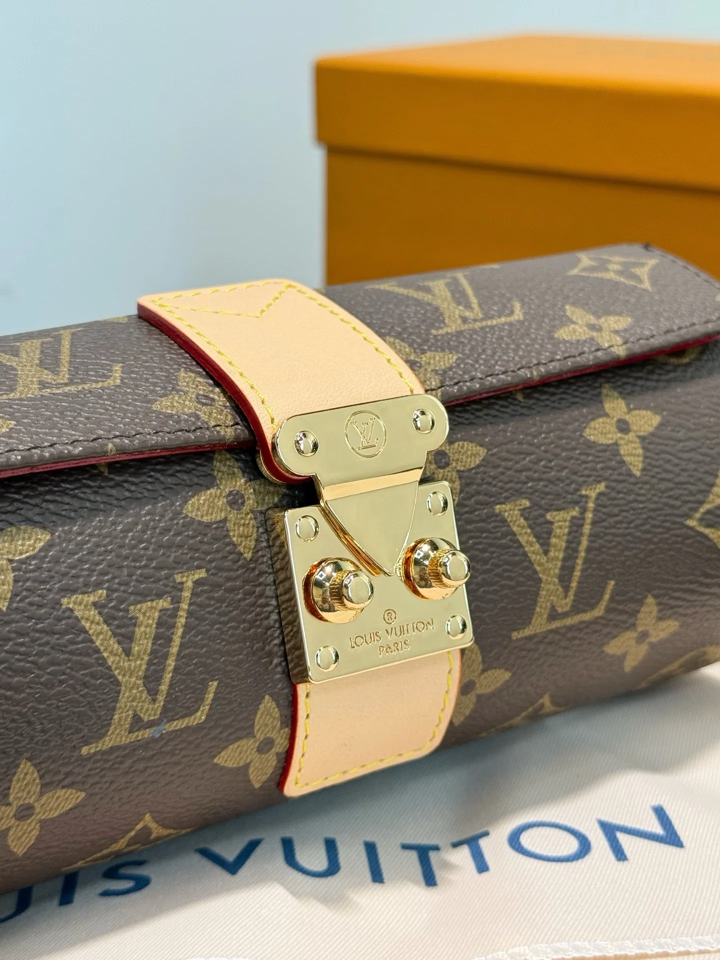LV 27FW XHWLRED 006 시계보관함 53