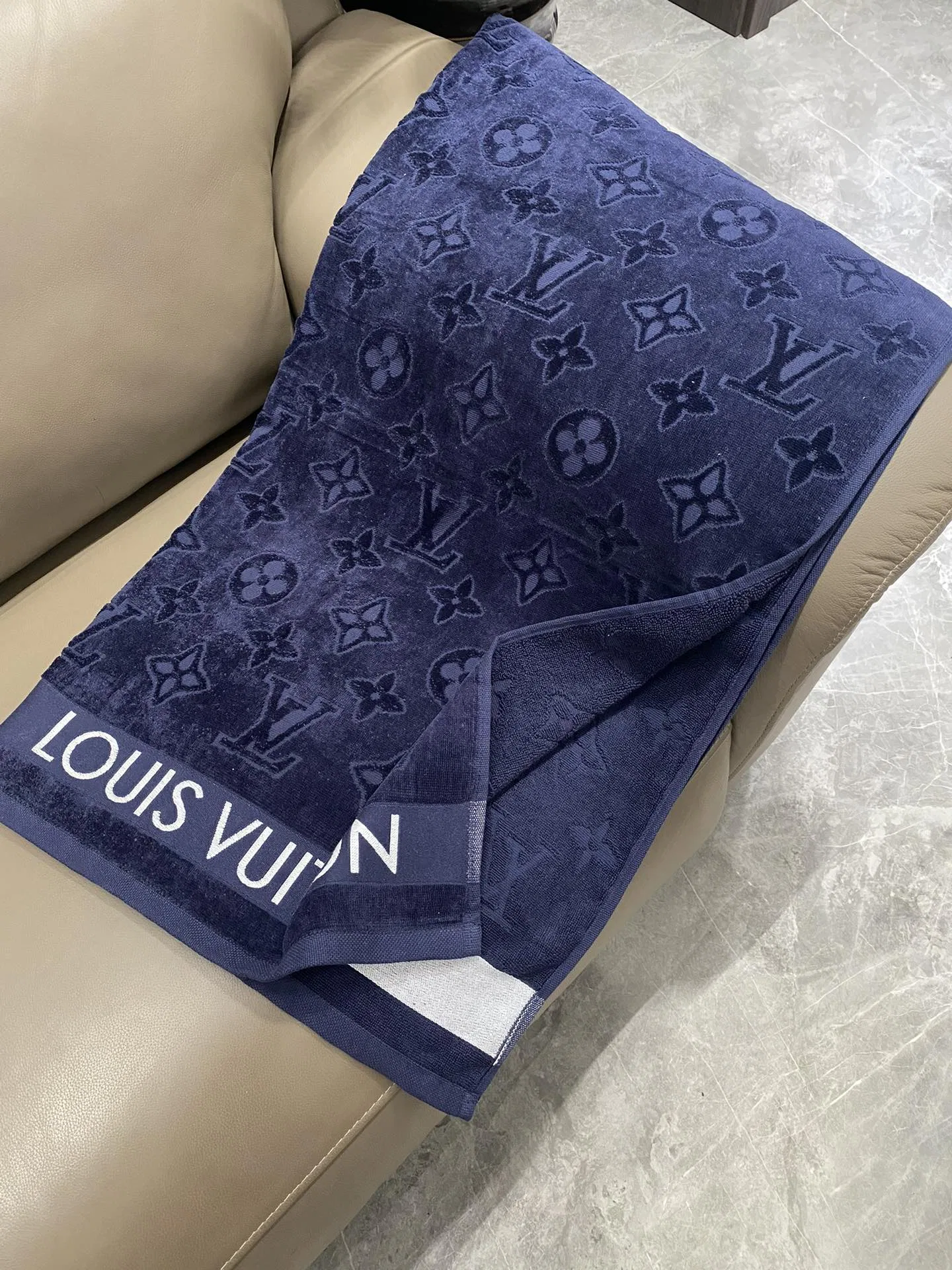 LV 27FW XHWLRED 015 타올 8