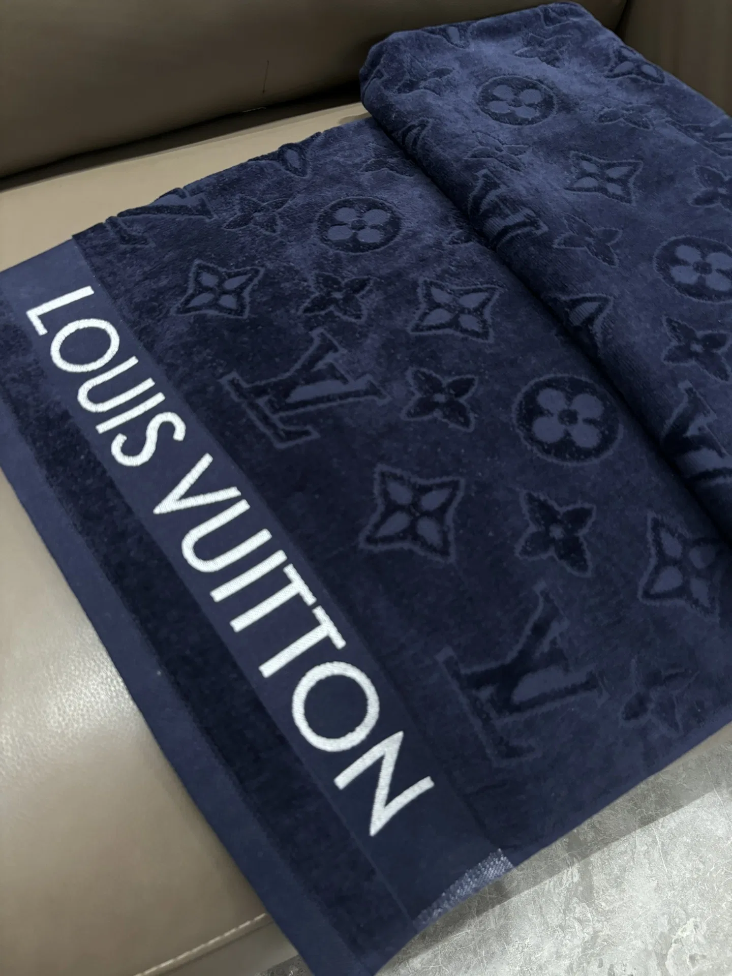 LV 27FW XHWLRED 015 타올 9