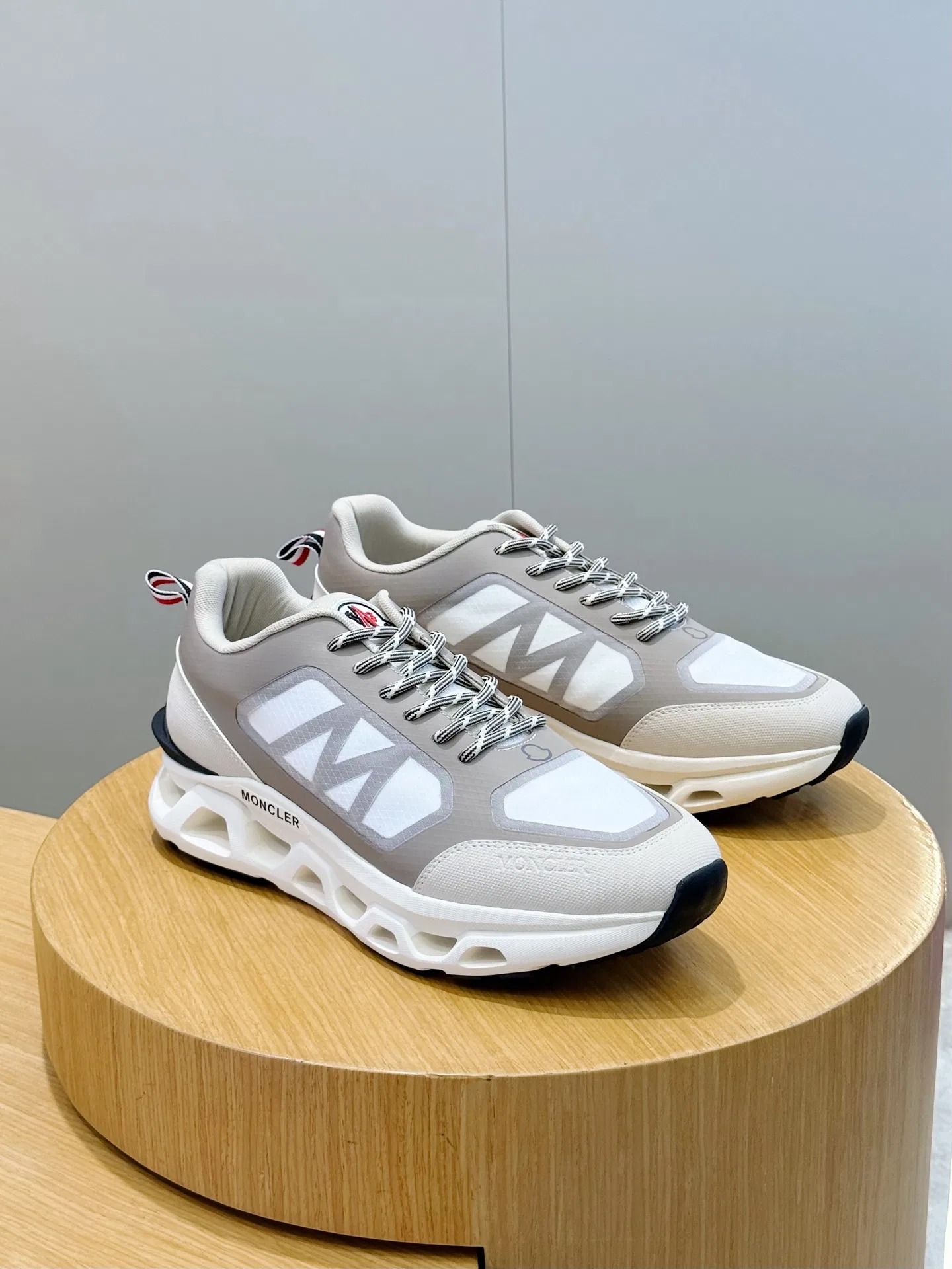 MC 27FW JUPLXPC 015 스니커즈 39