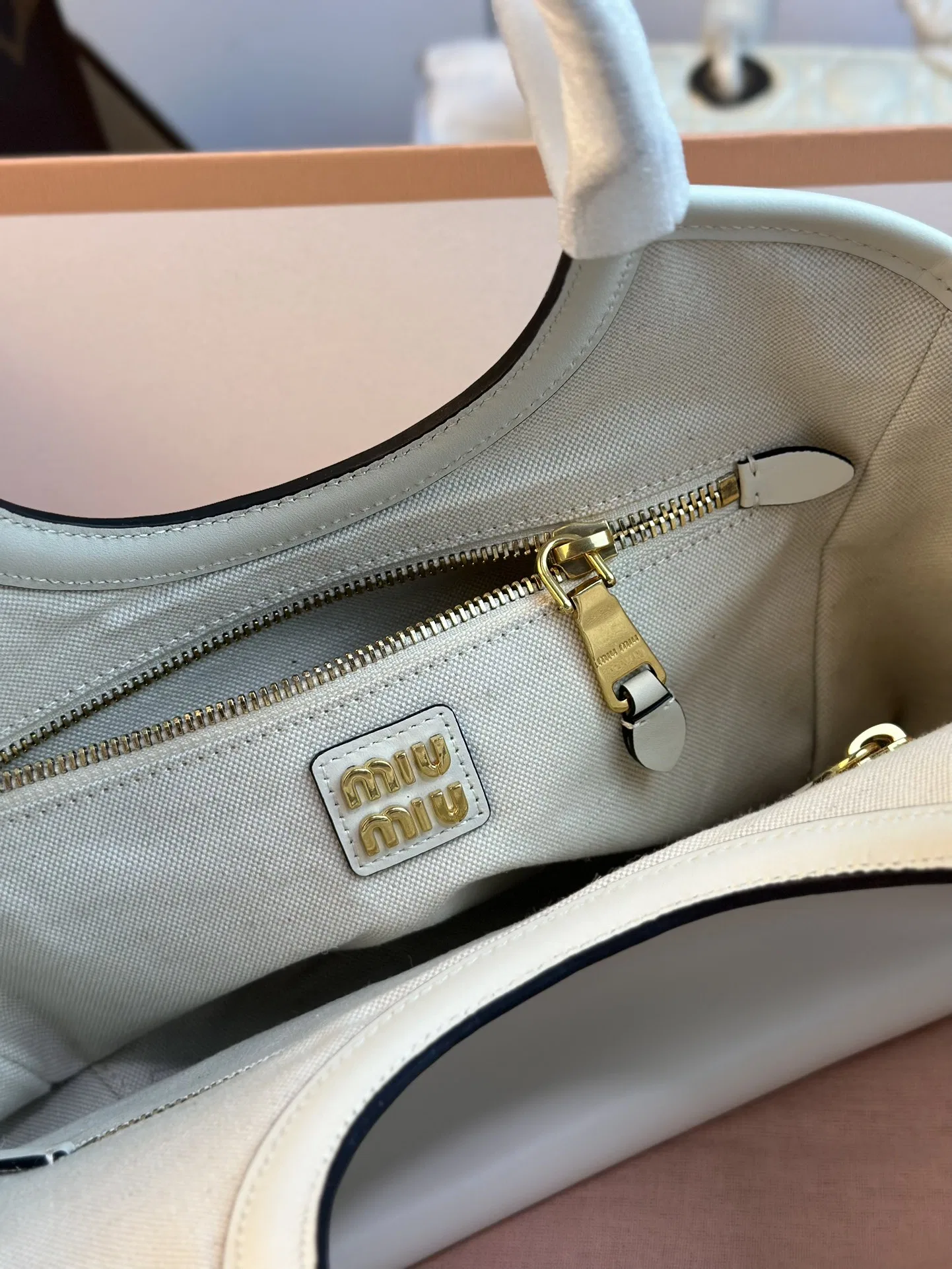 MIU 27FW CPYXMHM 001 토트백 8