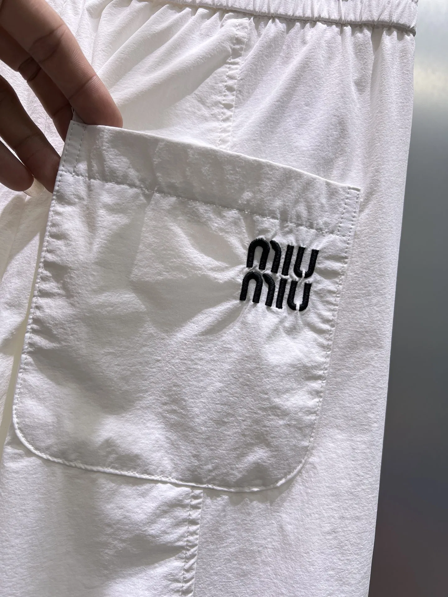 MIU 27FW NWHAHGY 002 스웻팬츠 8