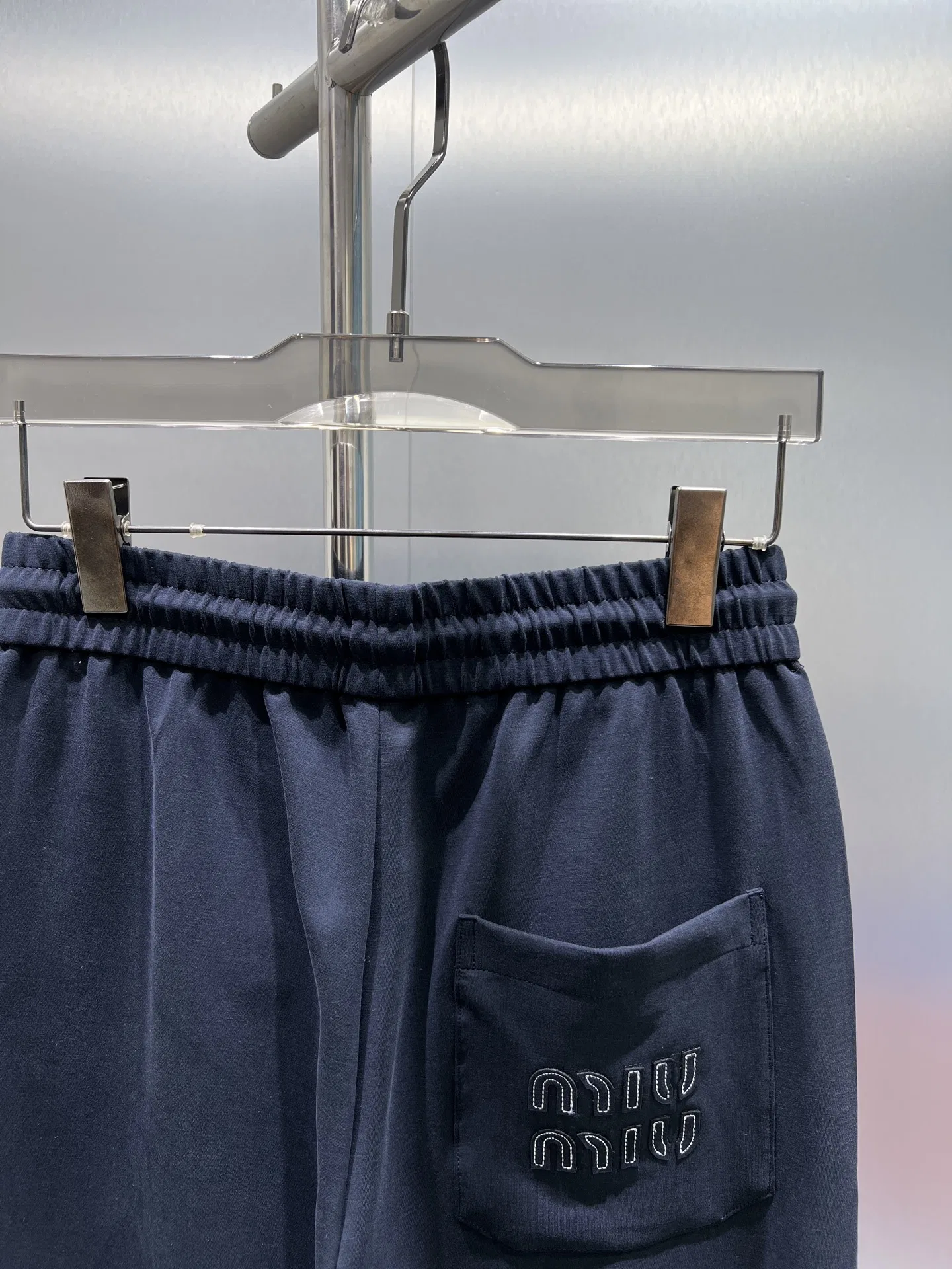 MIU 27FW NWHAHGY 003 스웻팬츠 7