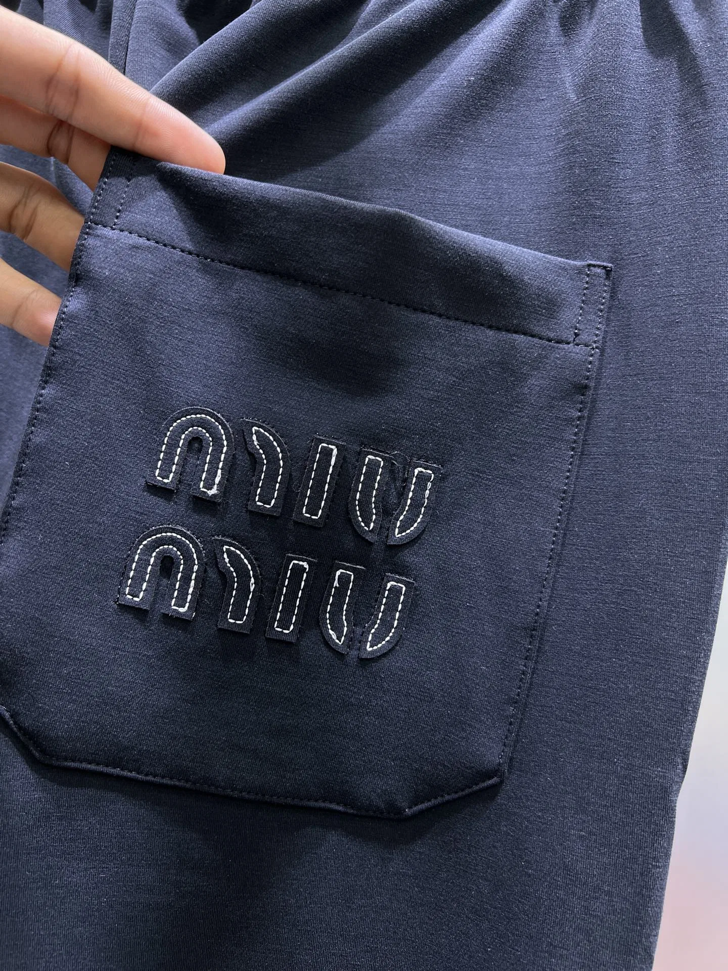 MIU 27FW NWHAHGY 003 스웻팬츠 8
