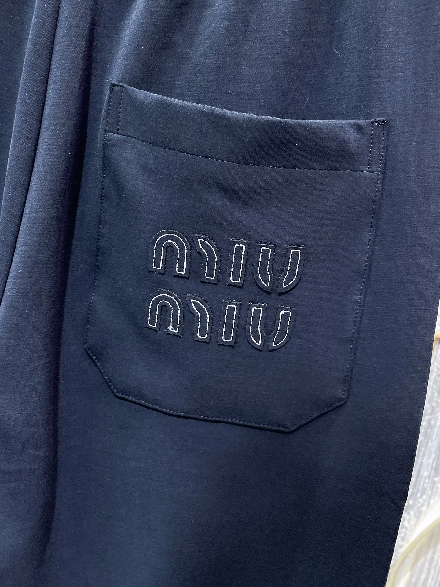 MIU 27FW NWHAHGY 004 스웻팬츠 7