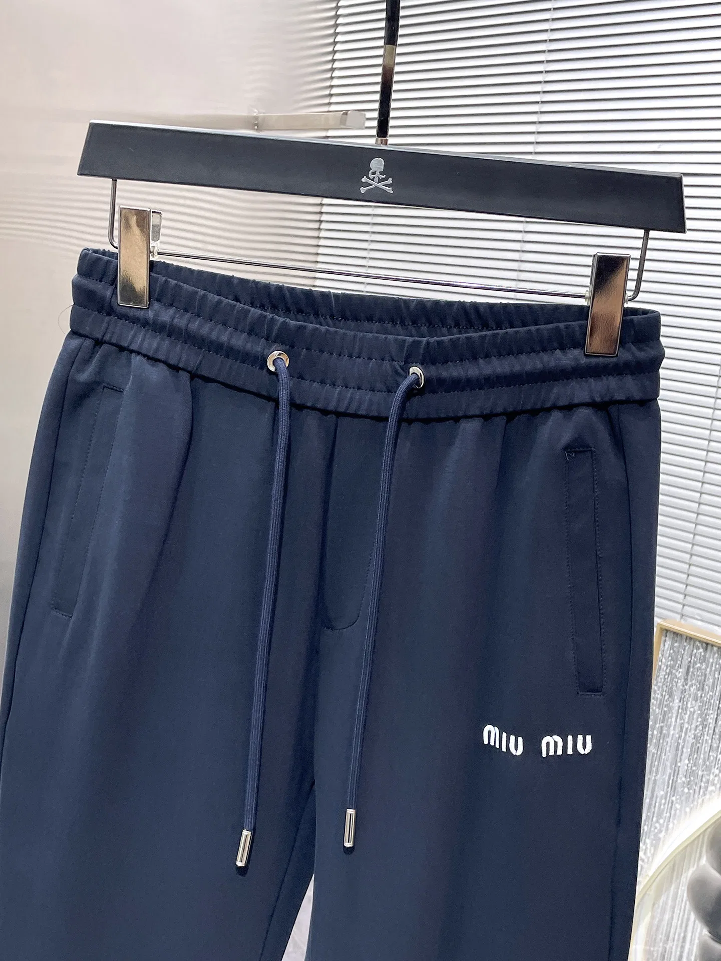 MIU 27FW NWHAHGY 004 스웻팬츠 10