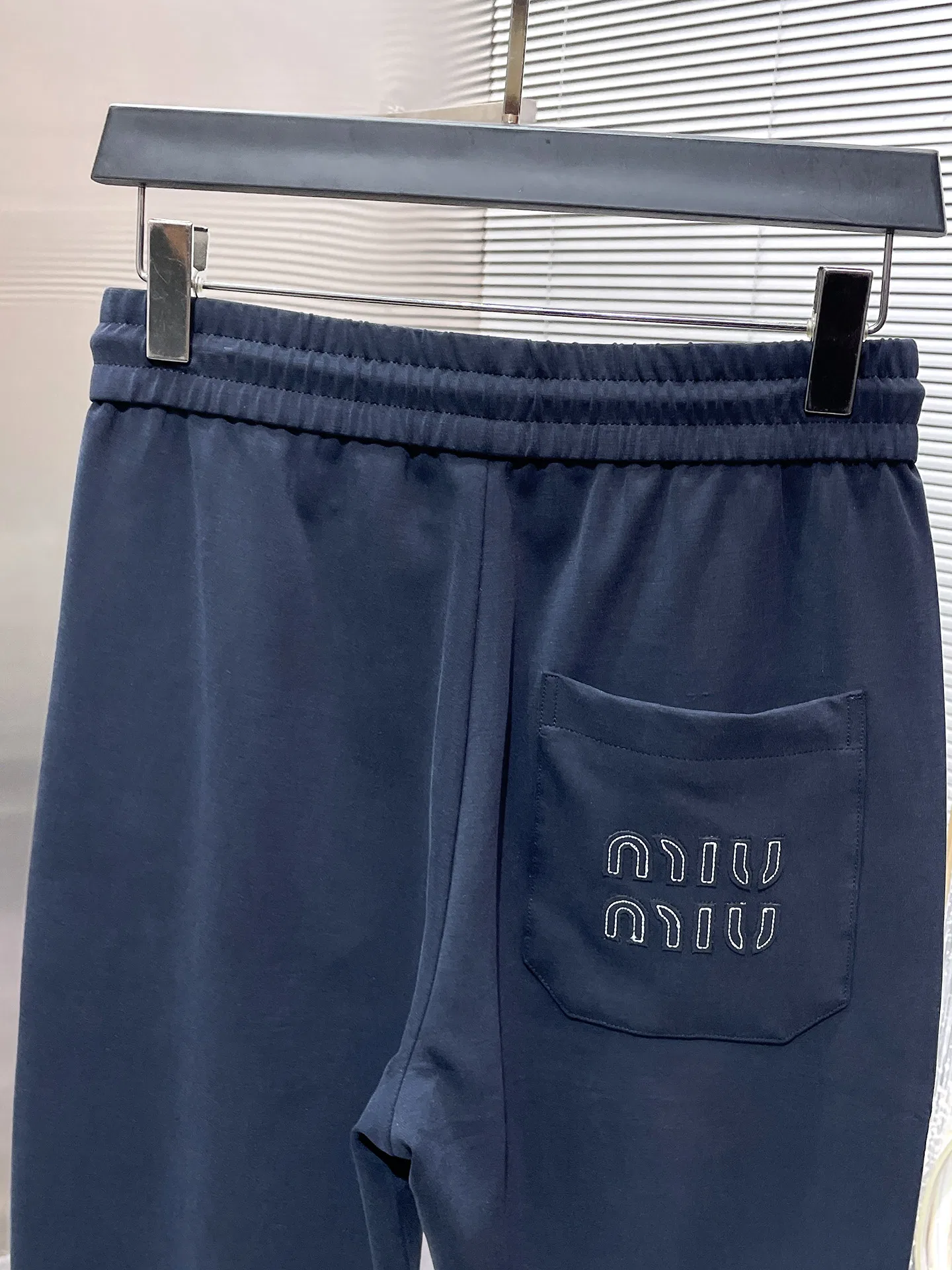 MIU 27FW NWHAHGY 004 스웻팬츠 11