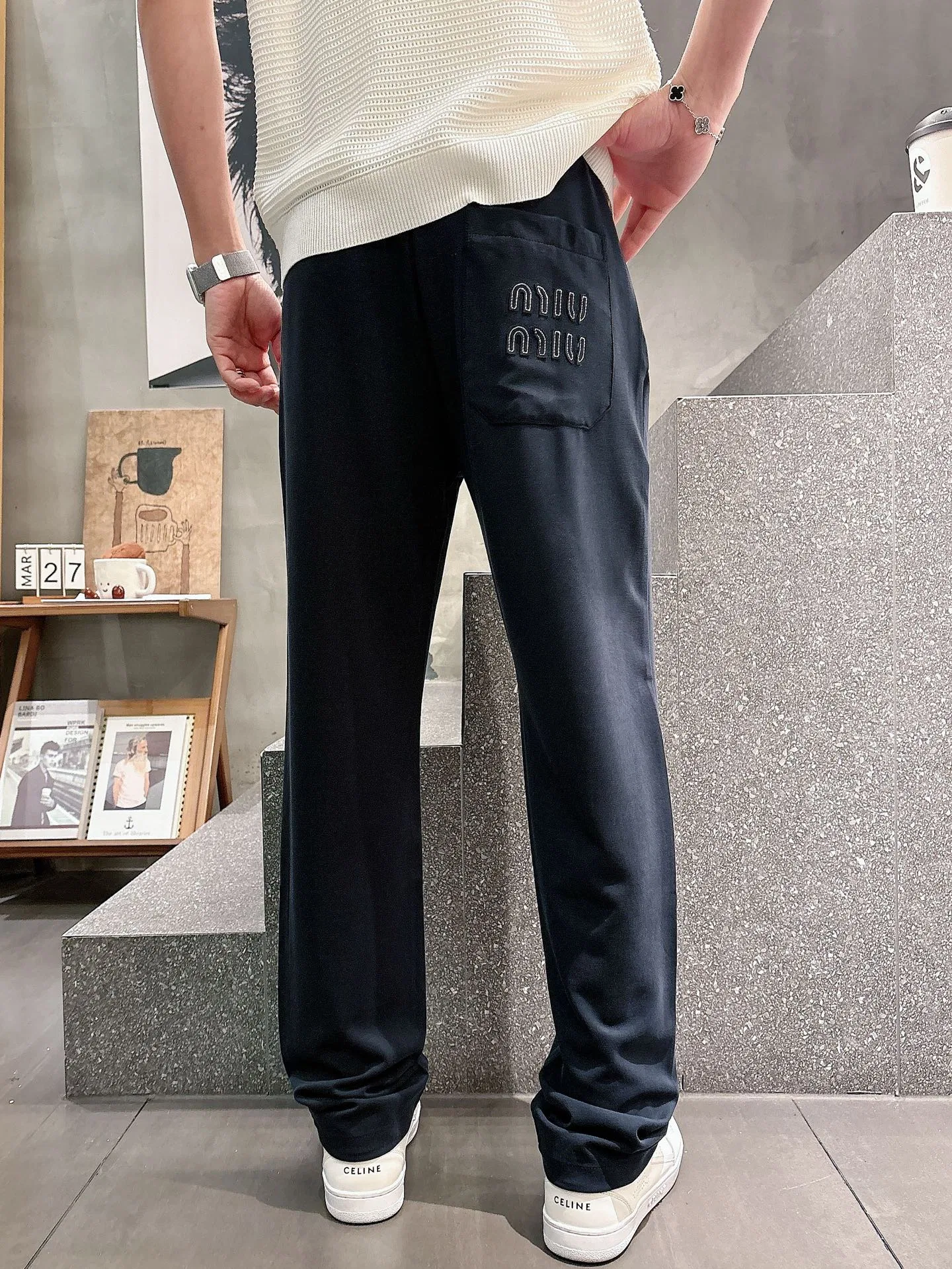 MIU 27FW NWHAHGY 004 스웻팬츠 14