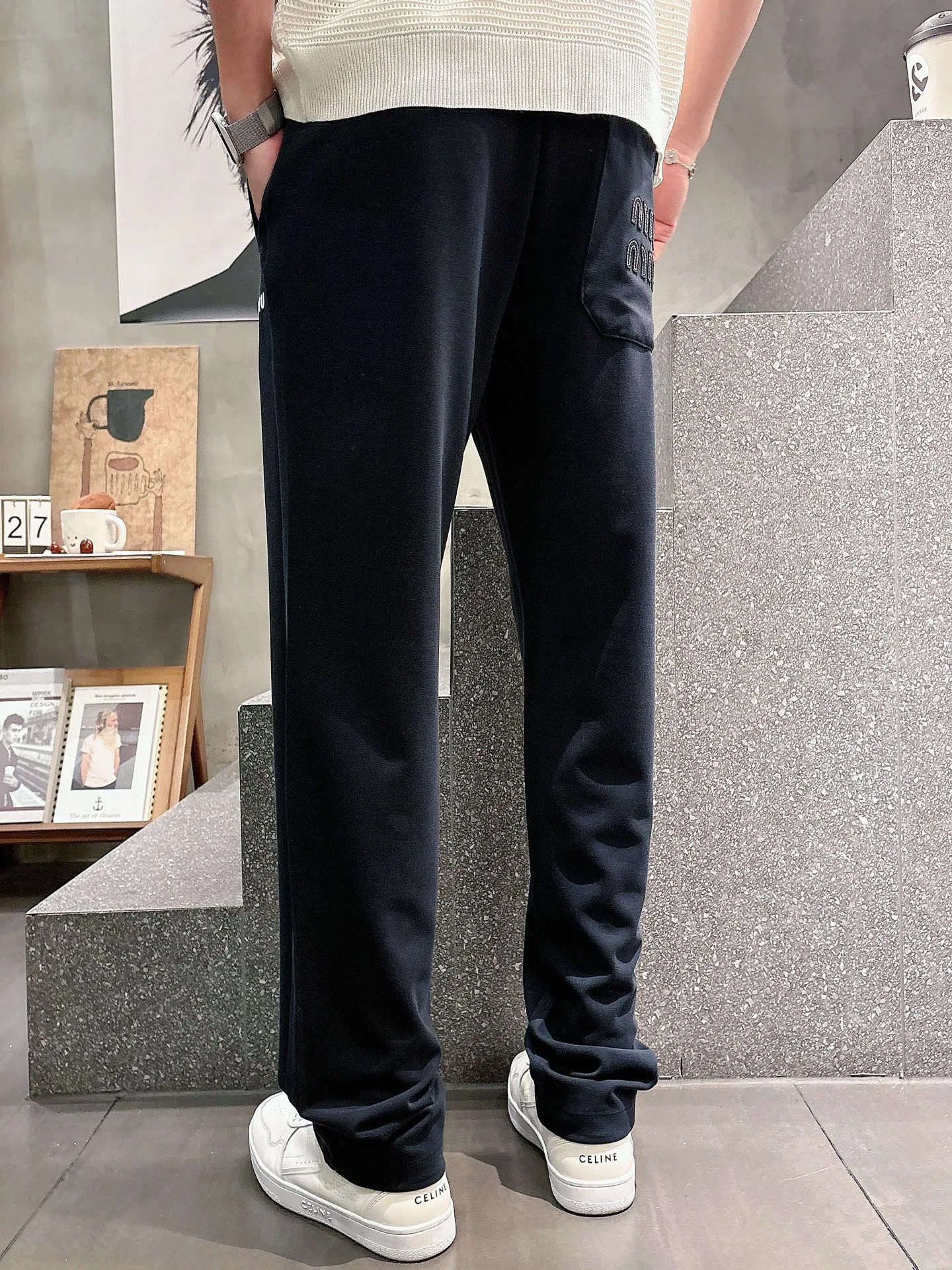 MIU 27FW NWHAHGY 004 스웻팬츠 15