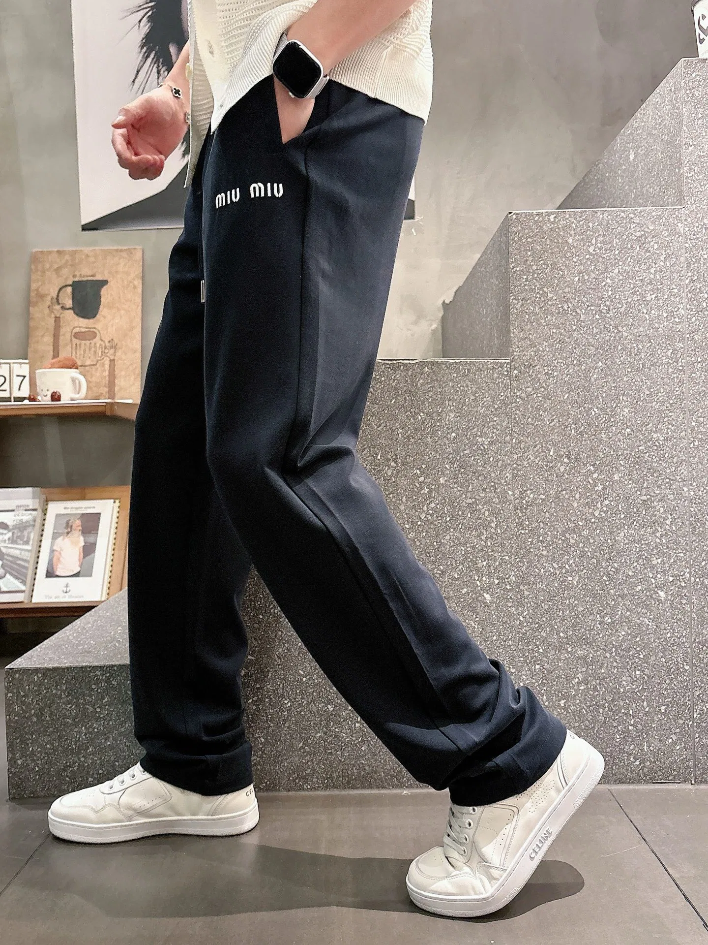 MIU 27FW NWHAHGY 004 스웻팬츠 16