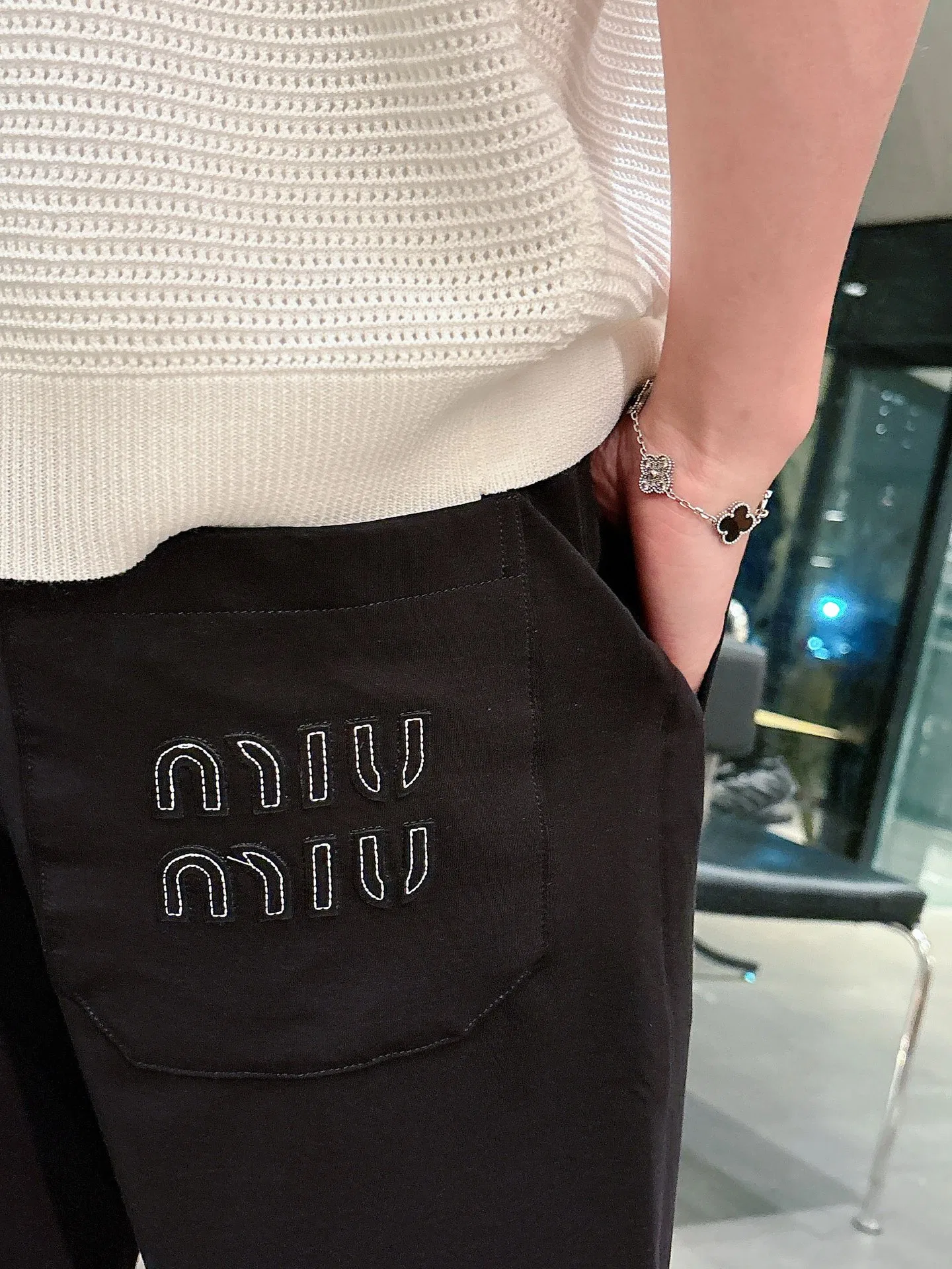 MIU 27FW NWHAHGY 004 스웻팬츠 21