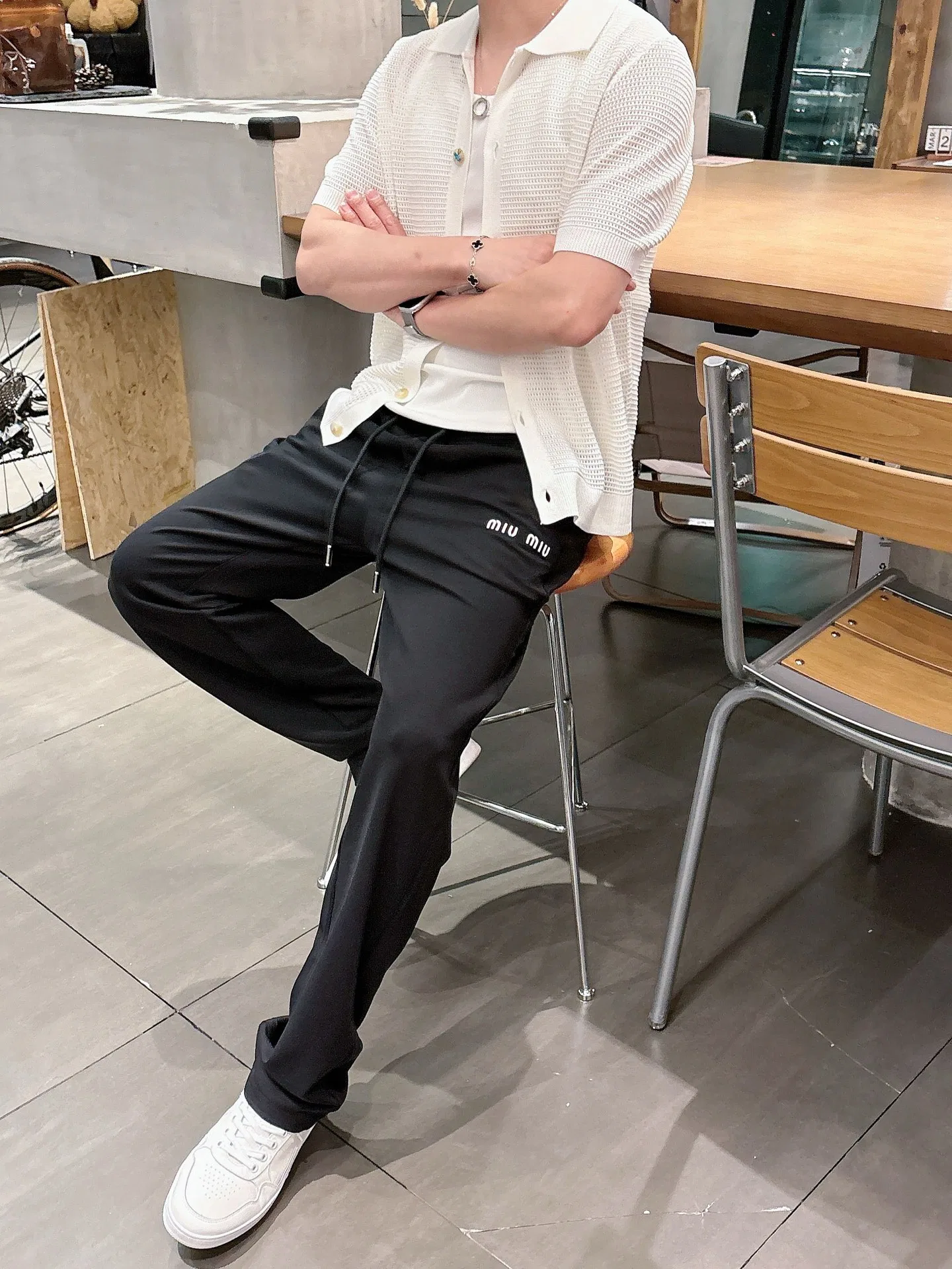 MIU 27FW NWHAHGY 004 스웻팬츠 22