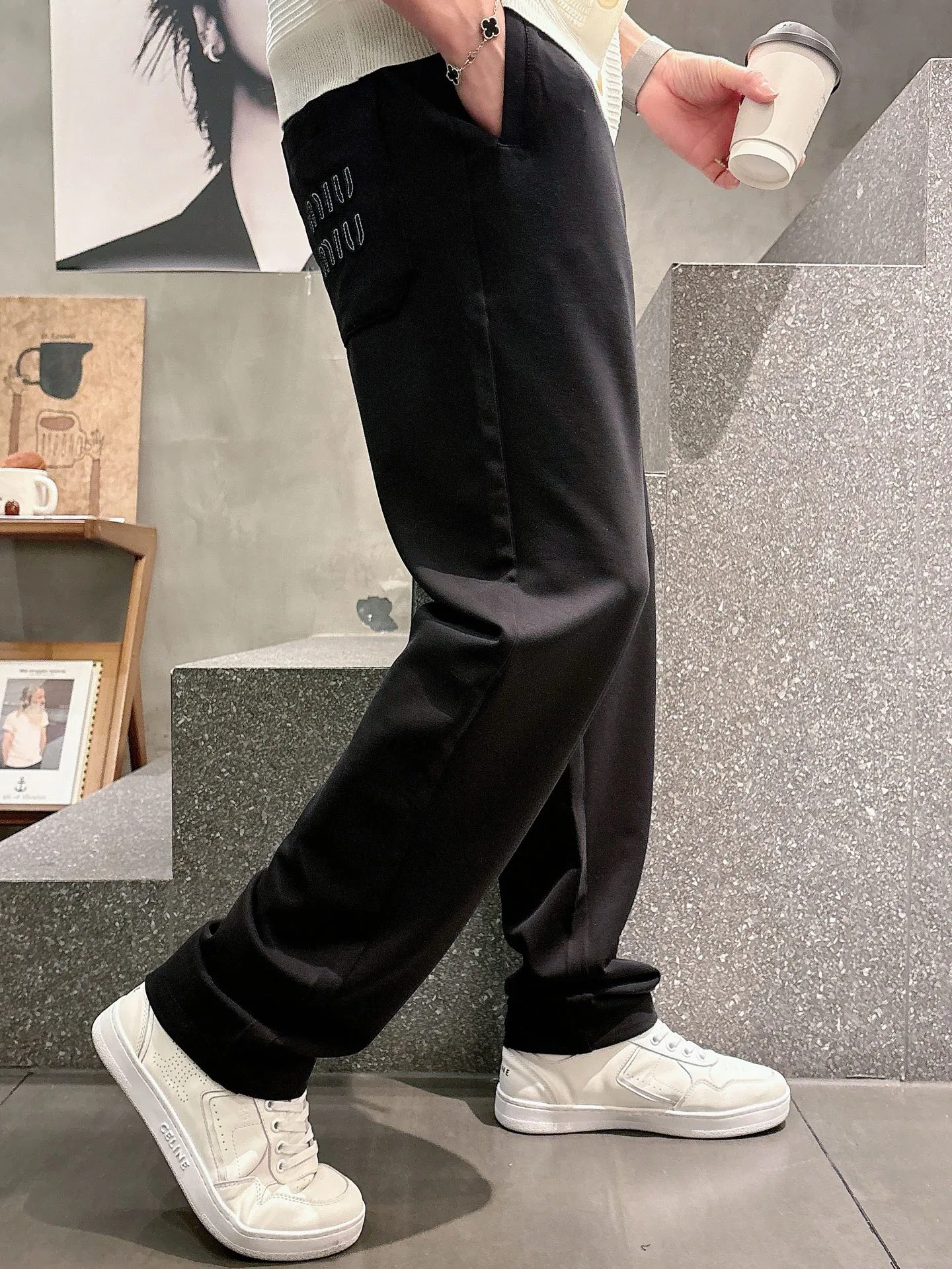 MIU 27FW NWHAHGY 004 스웻팬츠 23