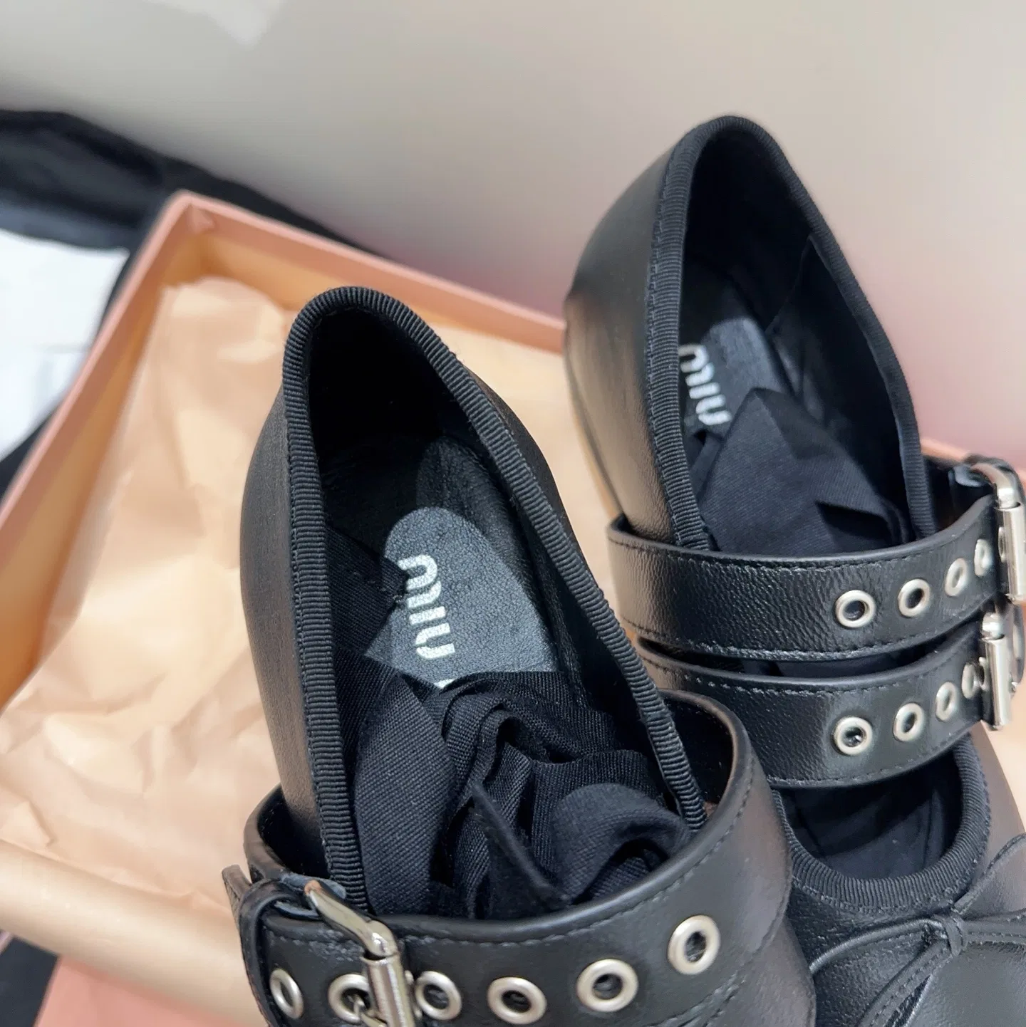 MIU 27FW OMDCLSE 001 플랫슈즈 7