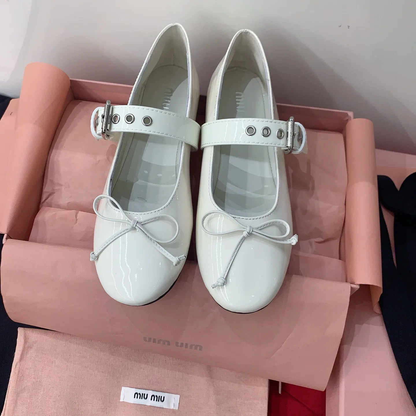 MIU 27FW OMDCLSE 002 플랫슈즈 8