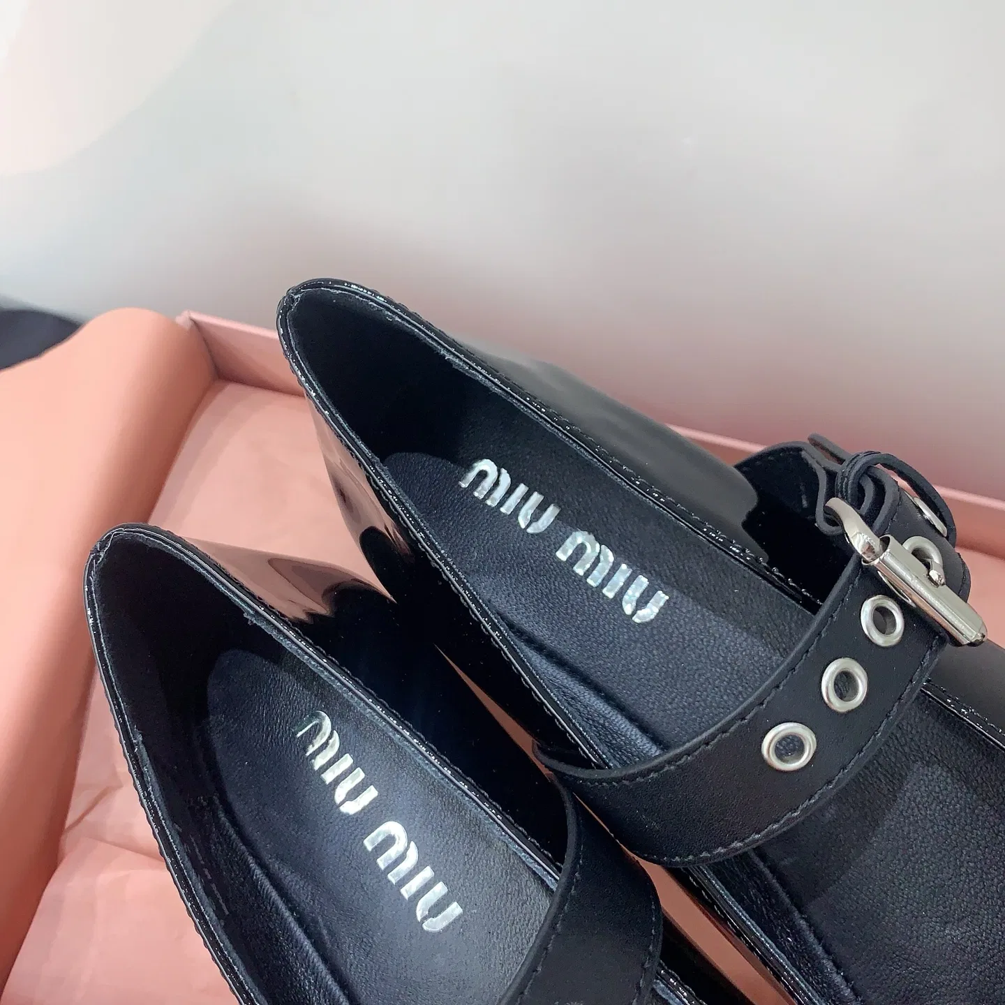 MIU 27FW OMDCLSE 002 플랫슈즈 7