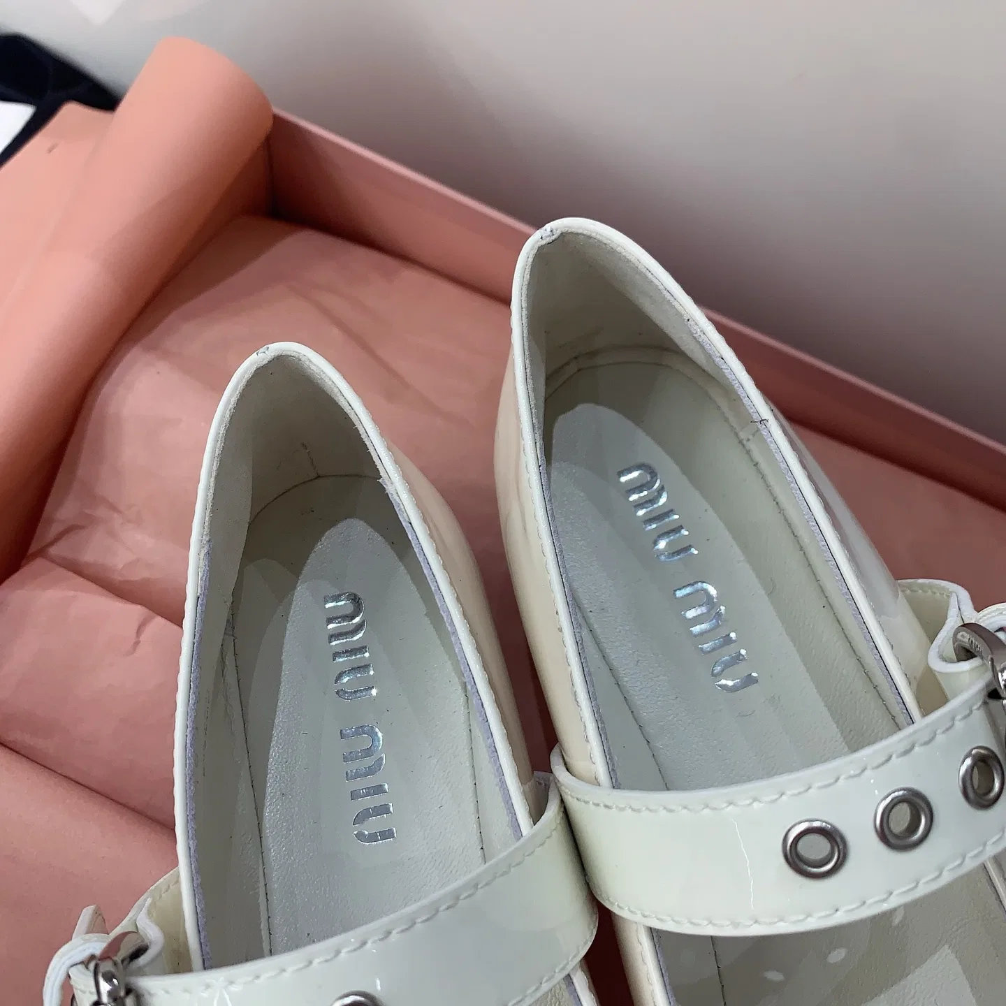 MIU 27FW OMDCLSE 002 플랫슈즈 13