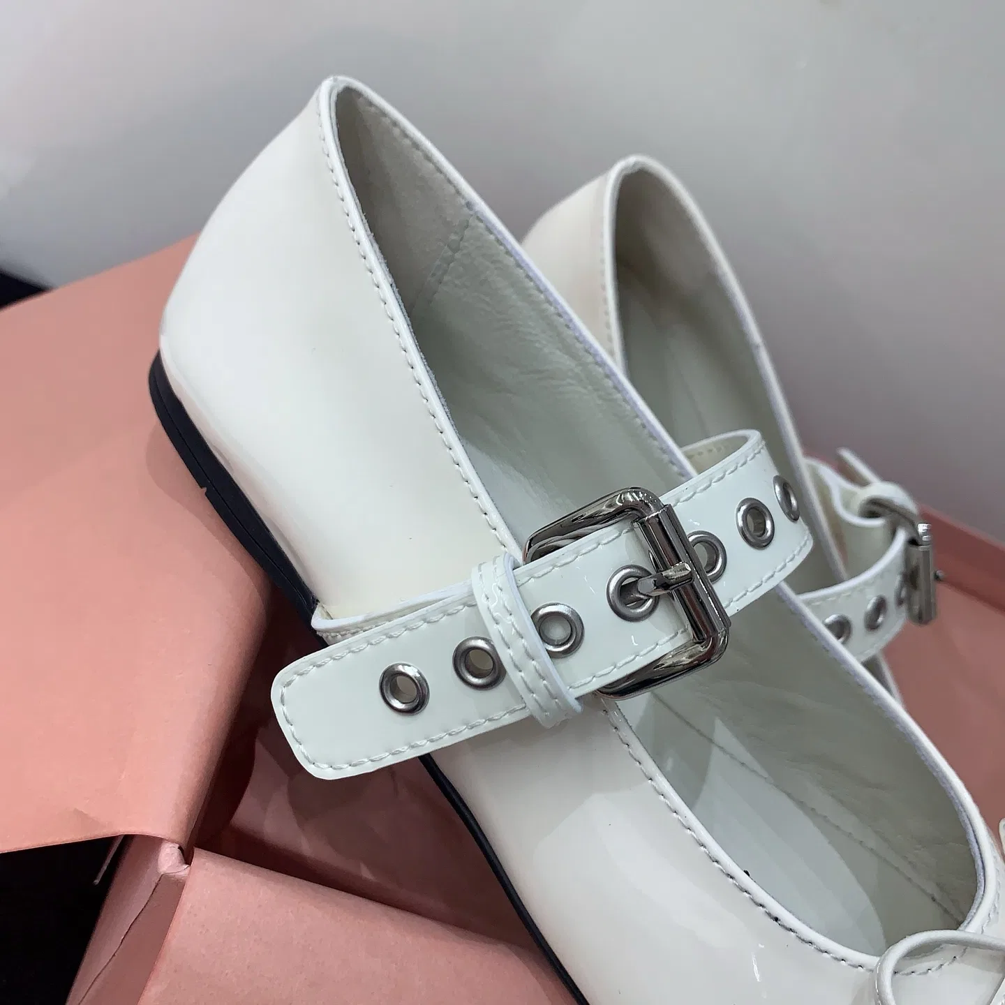 MIU 27FW OMDCLSE 002 플랫슈즈 14