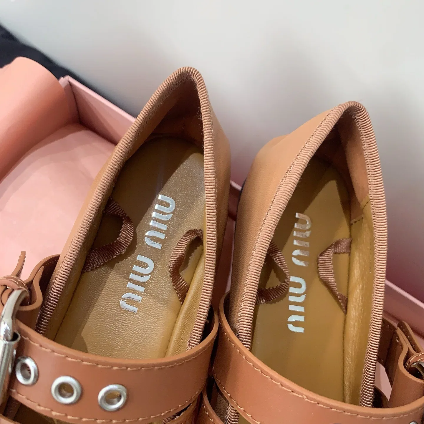 MIU 27FW OMDCLSE 004 플랫슈즈 12