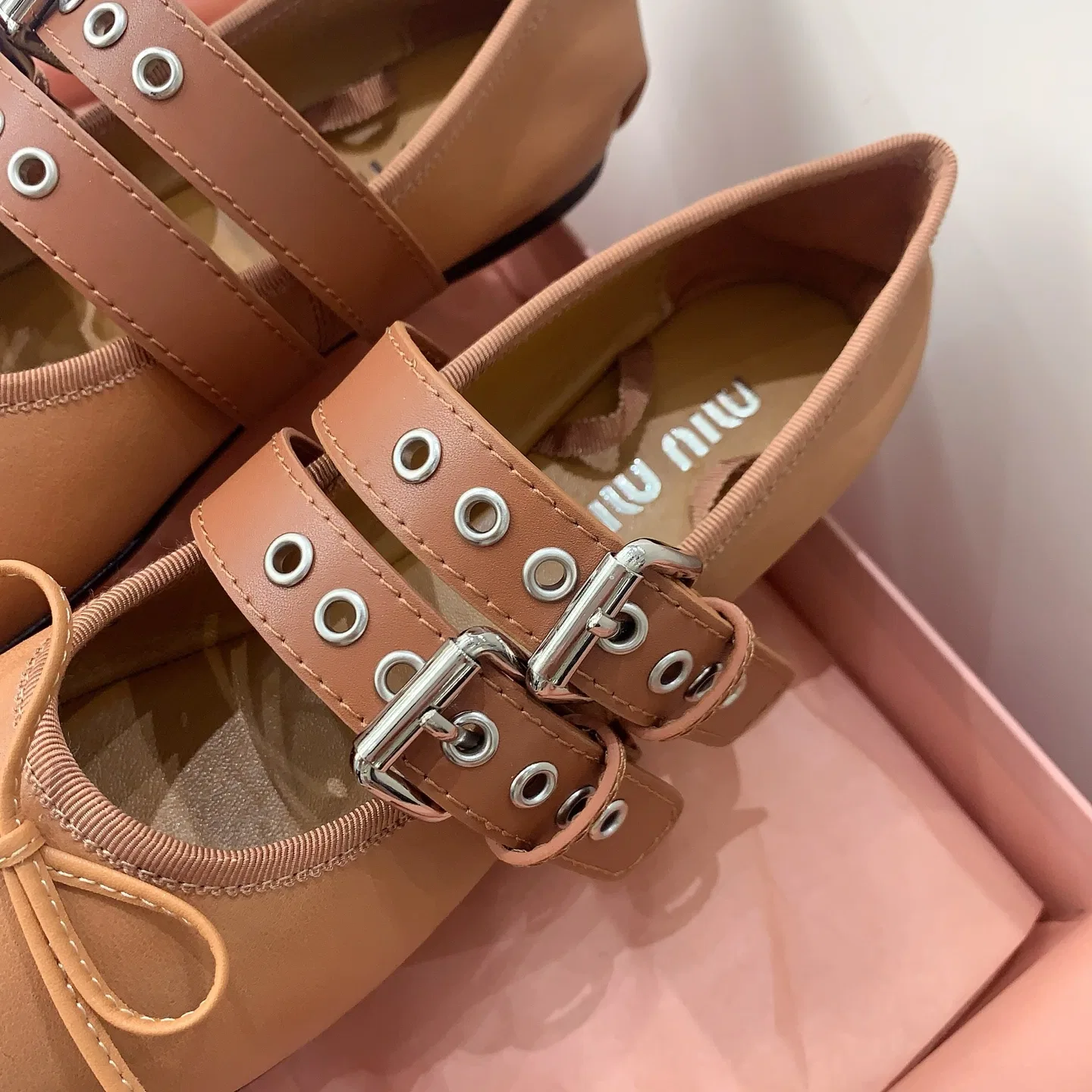 MIU 27FW OMDCLSE 004 플랫슈즈 13