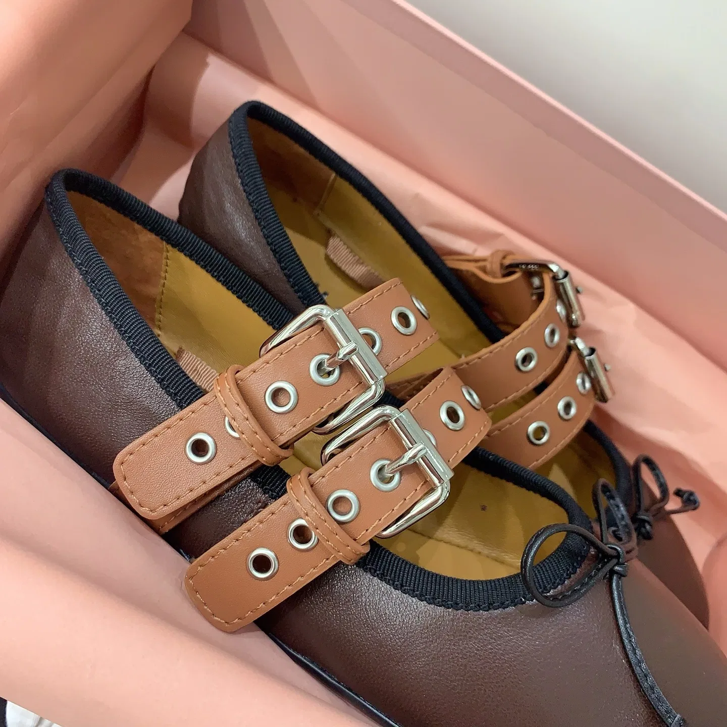 MIU 27FW OMDCLSE 004 플랫슈즈 19