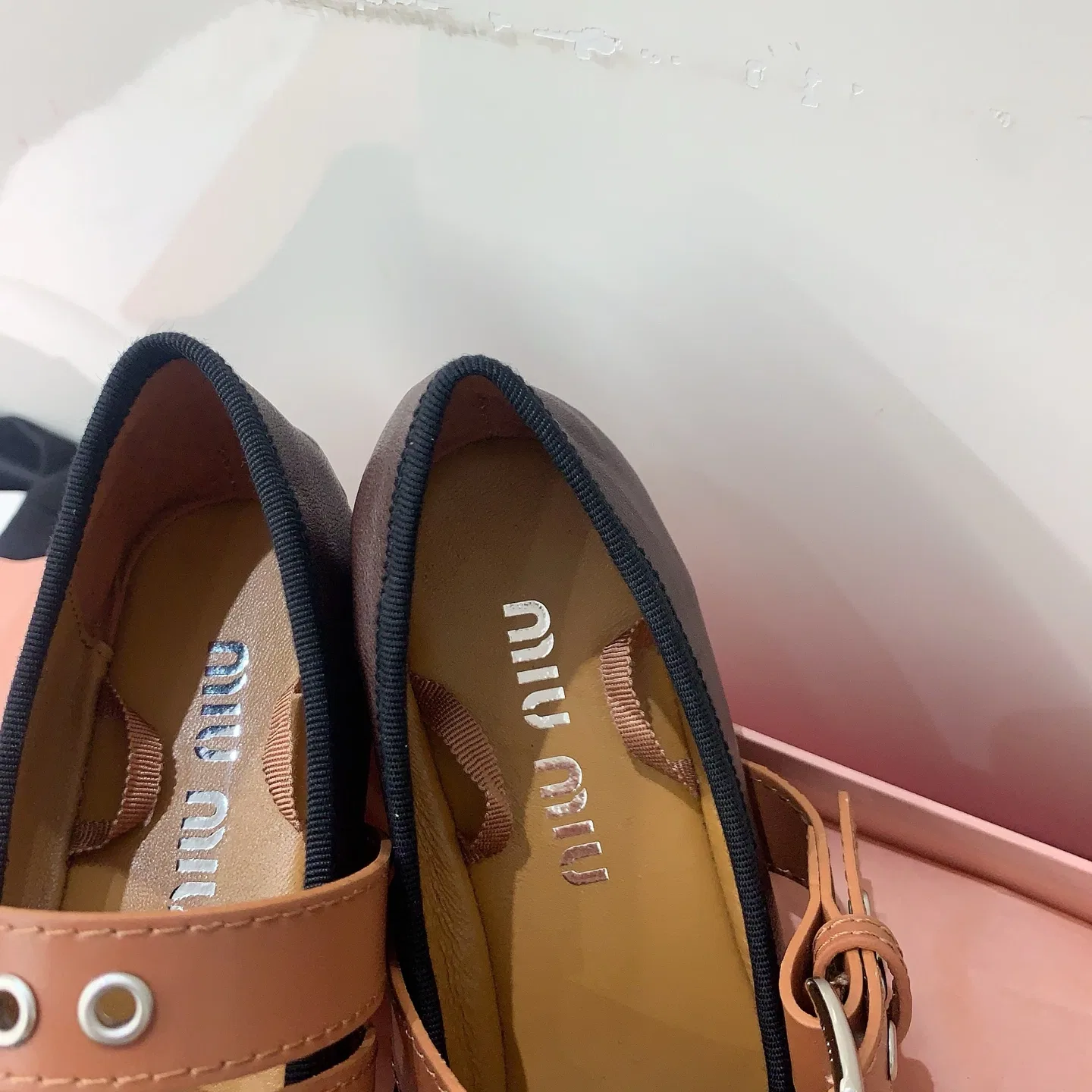 MIU 27FW OMDCLSE 004 플랫슈즈 20