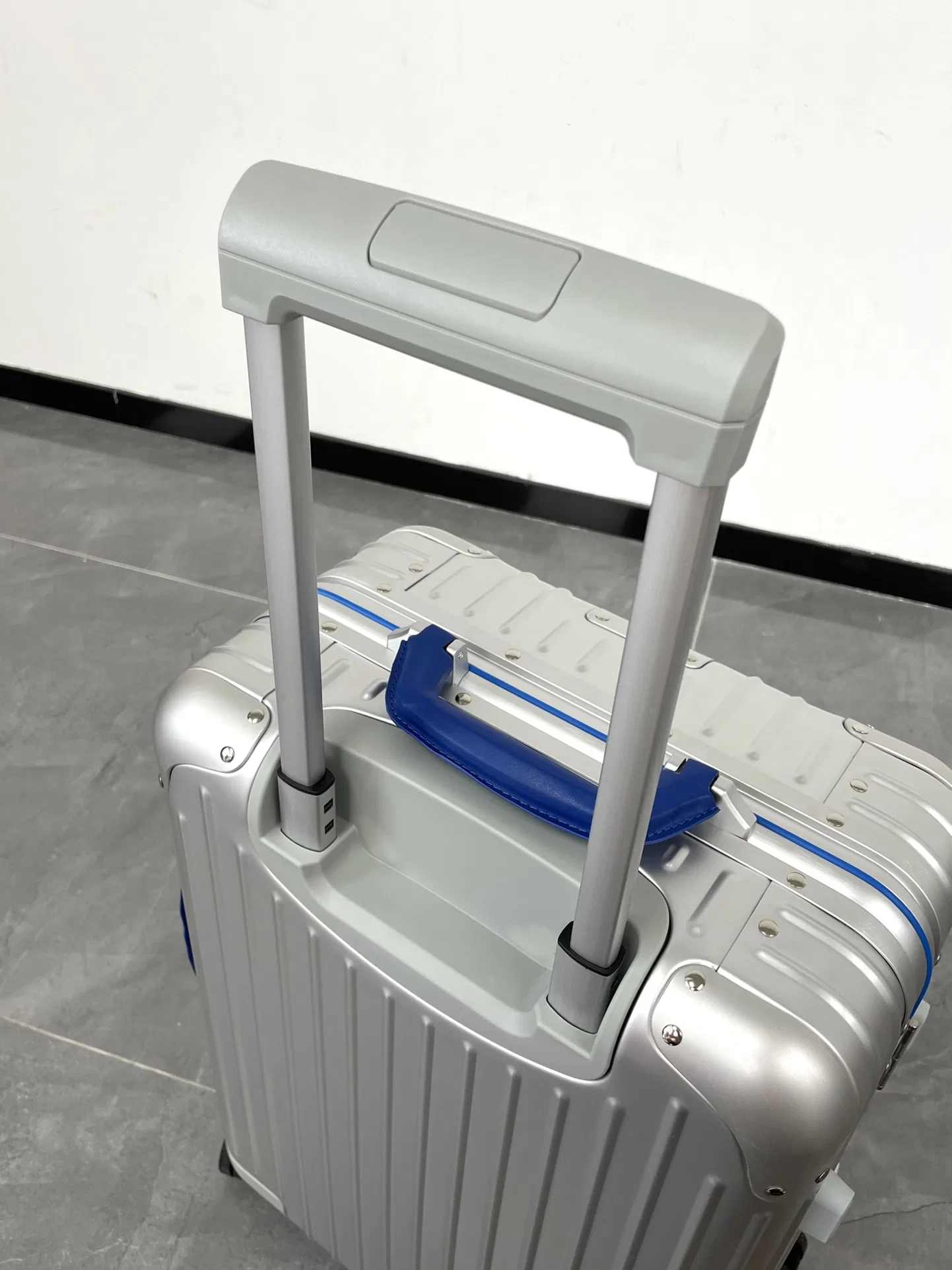 RIMOWA 27FW MNMWFBJ 002 캐리어 16