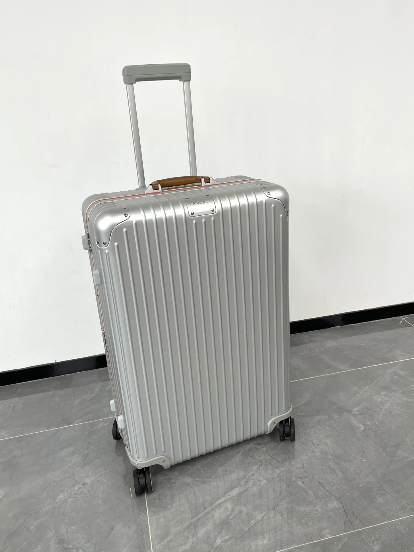 RIMOWA 27FW MNMWFBJ 003 캐리어 8