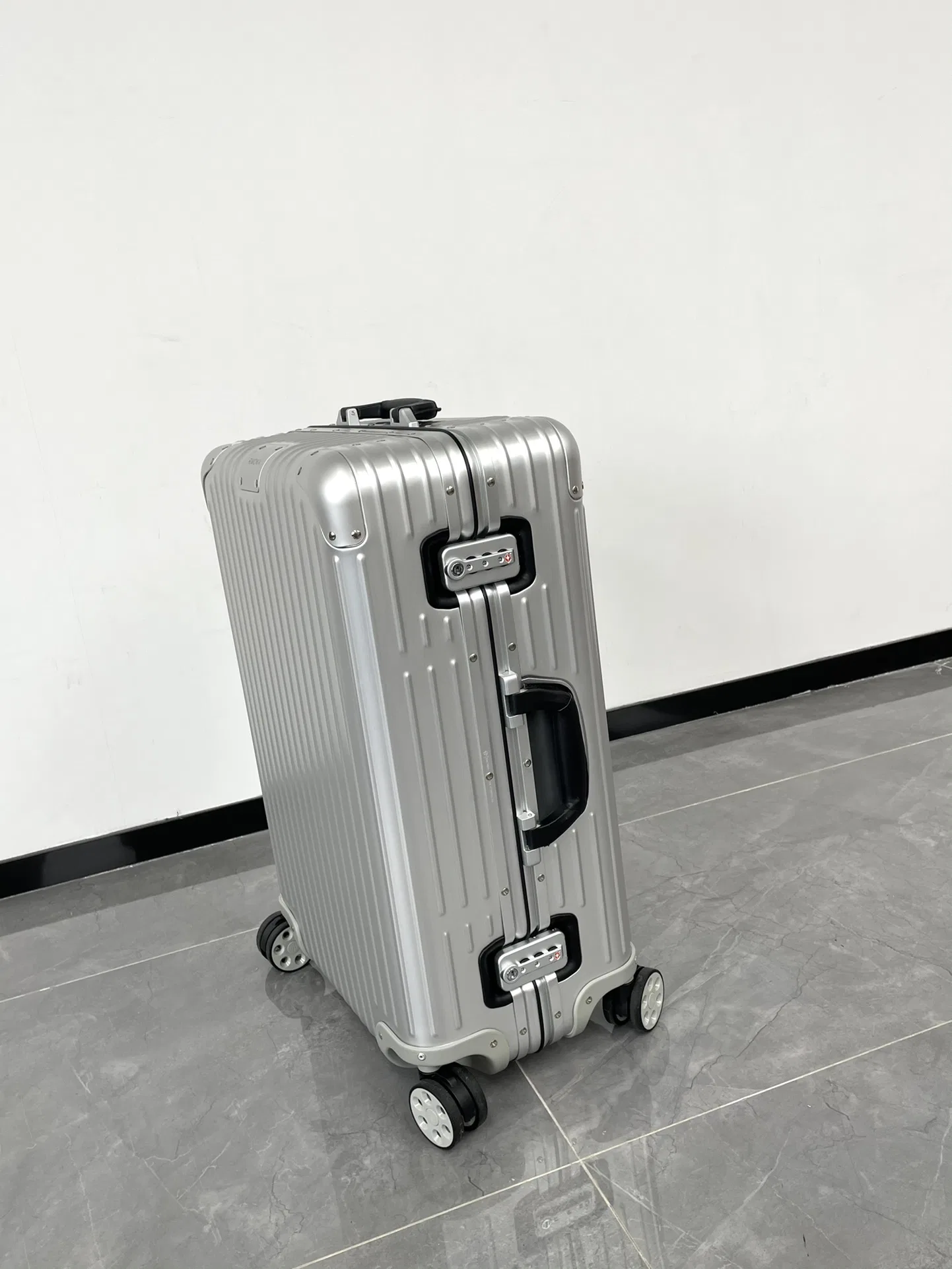 RIMOWA 27FW MNMWFBJ 003 캐리어 11