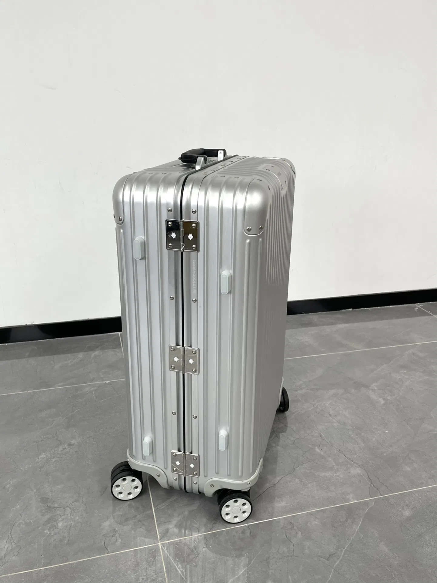 RIMOWA 27FW MNMWFBJ 003 캐리어 12