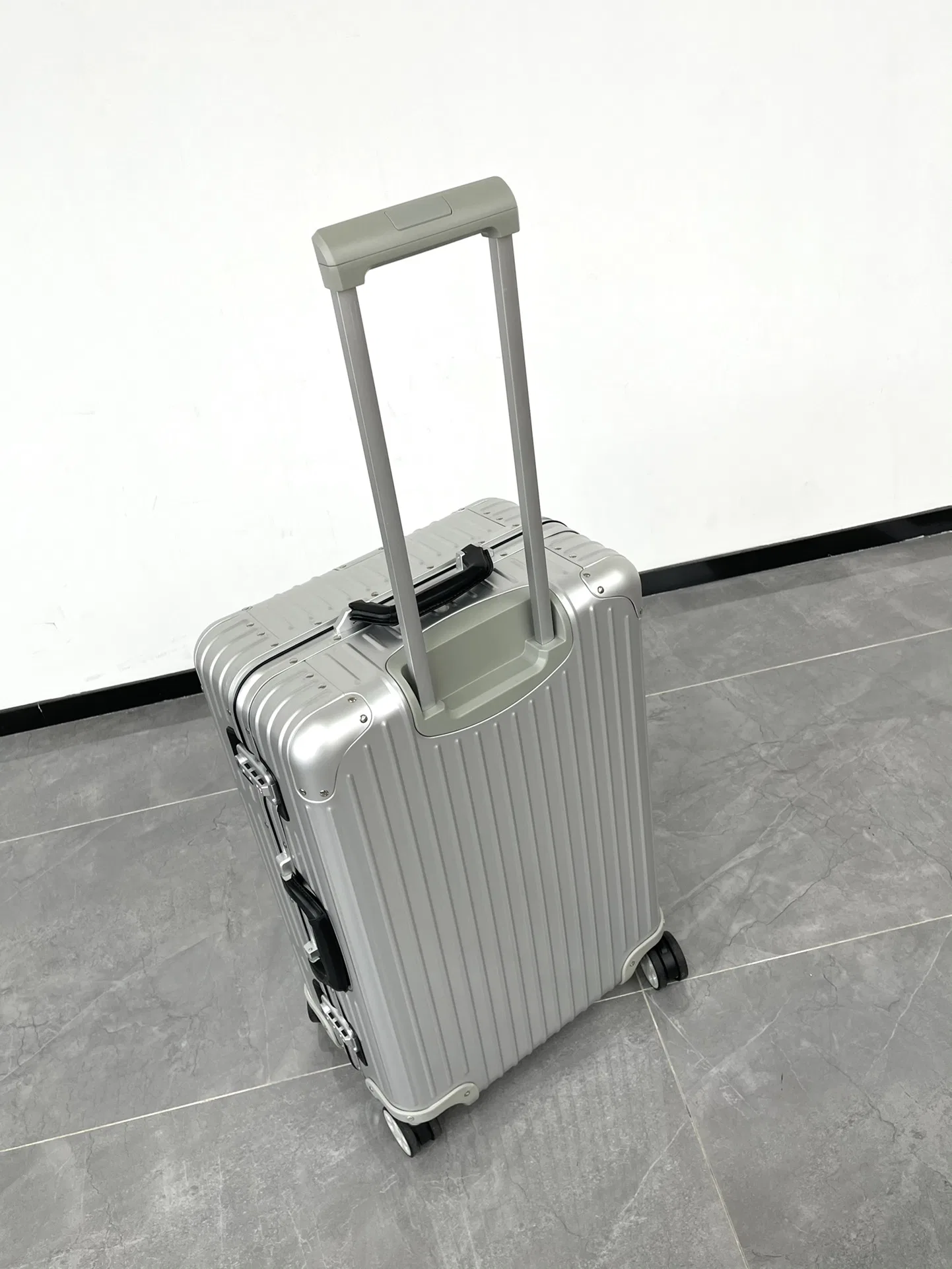 RIMOWA 27FW MNMWFBJ 003 캐리어 13
