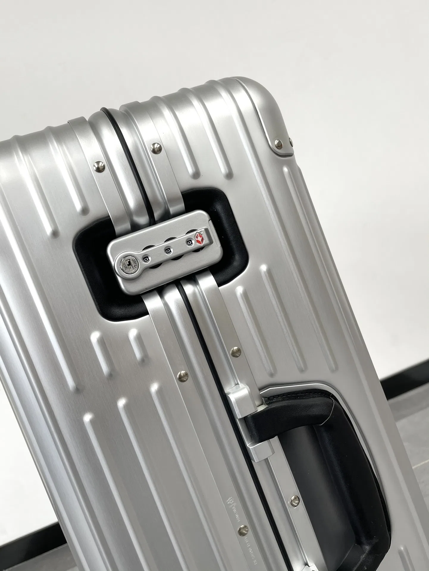 RIMOWA 27FW MNMWFBJ 003 캐리어 15