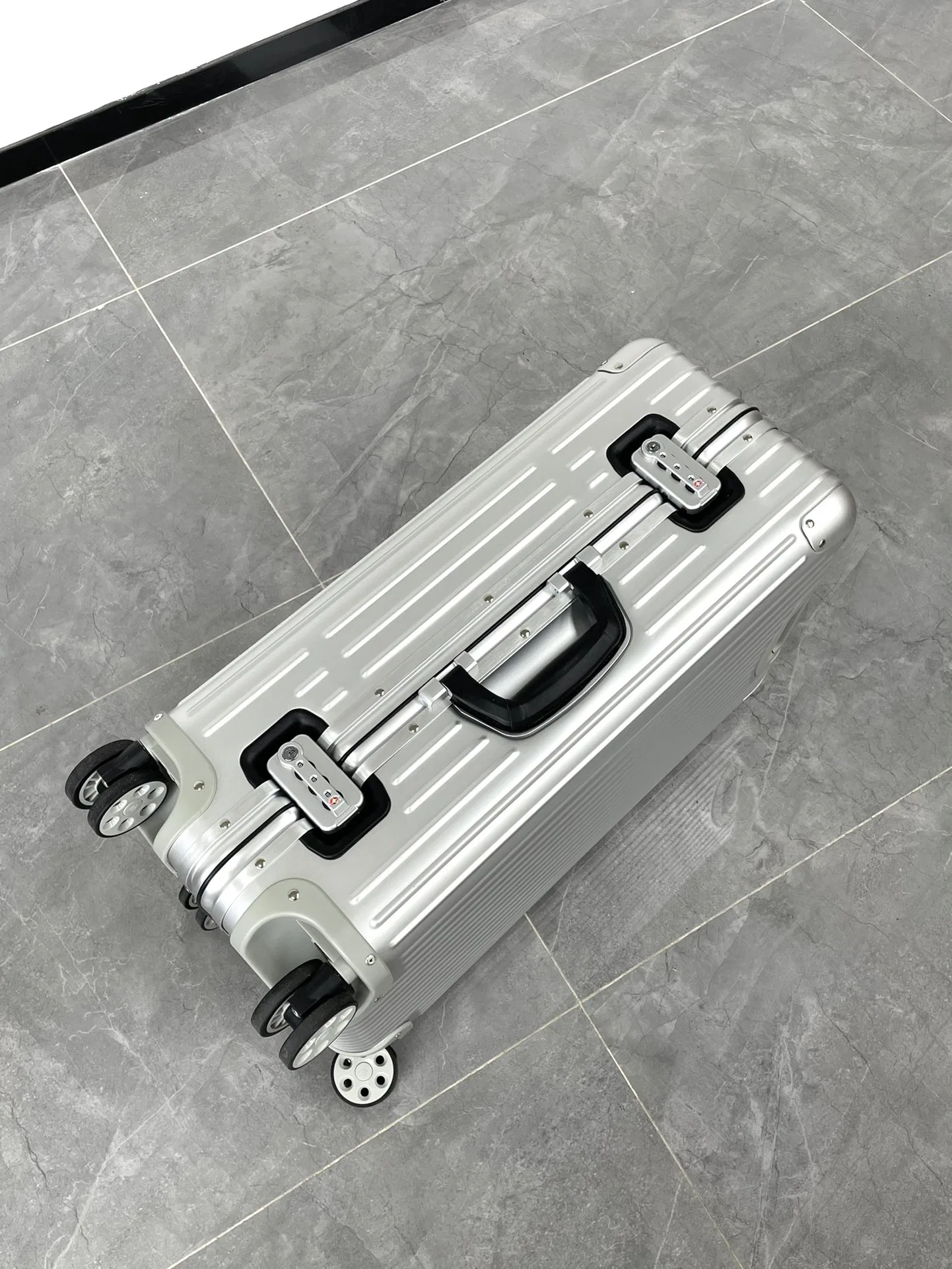 RIMOWA 27FW MNMWFBJ 003 캐리어 17