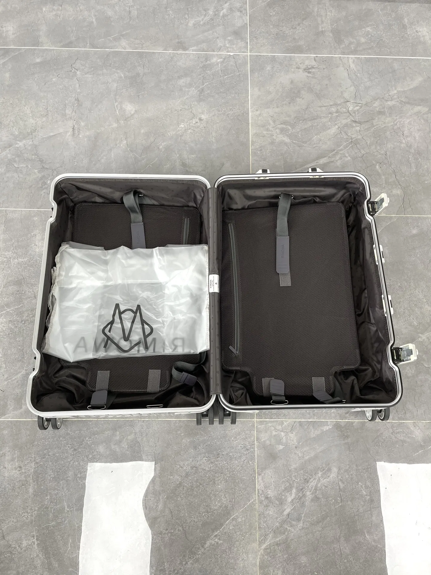 RIMOWA 27FW MNMWFBJ 003 캐리어 18