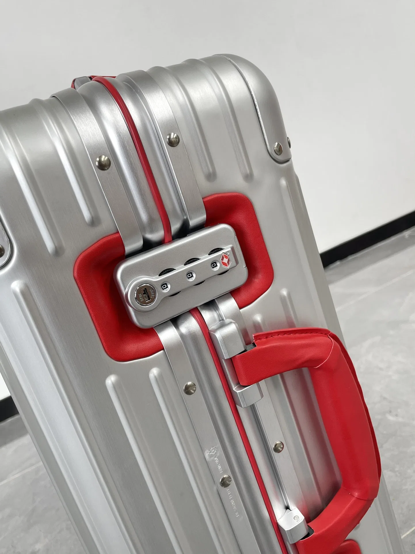 RIMOWA 27FW MNMWFBJ 003 캐리어 24